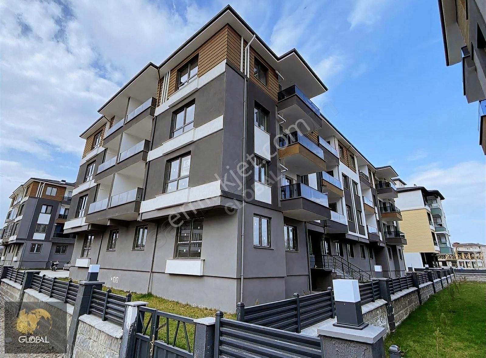 Çatmaca'da Site İçerisinde Satılık 2+1 Daire
