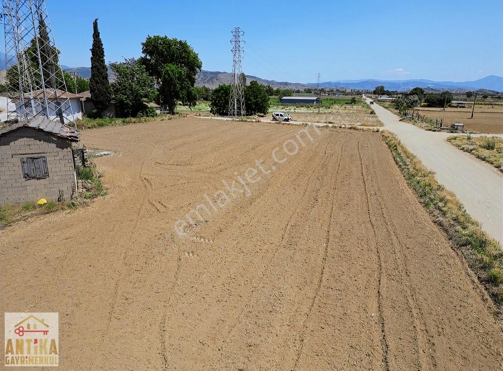 Antika Gayrimenkulden Yolüstü Mahallesinde Satılık 3038 M² Tarla