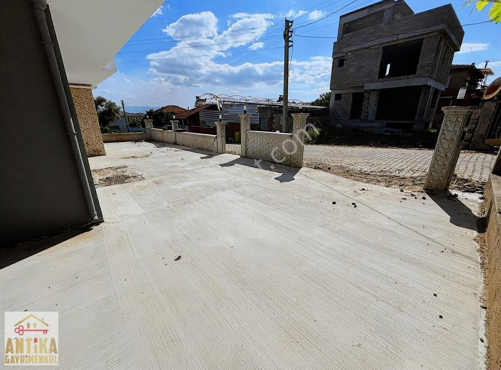 Antika Gayrimenkul'den Zeytinlik'te Satılık Muhteşem Villa