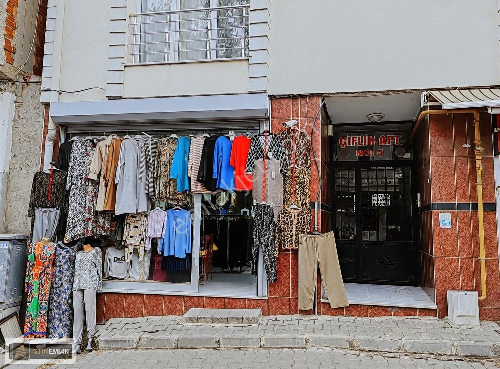 Caddeye Cephe Yüksek Cirolu Tuafiye Ve Giyim Mağazası