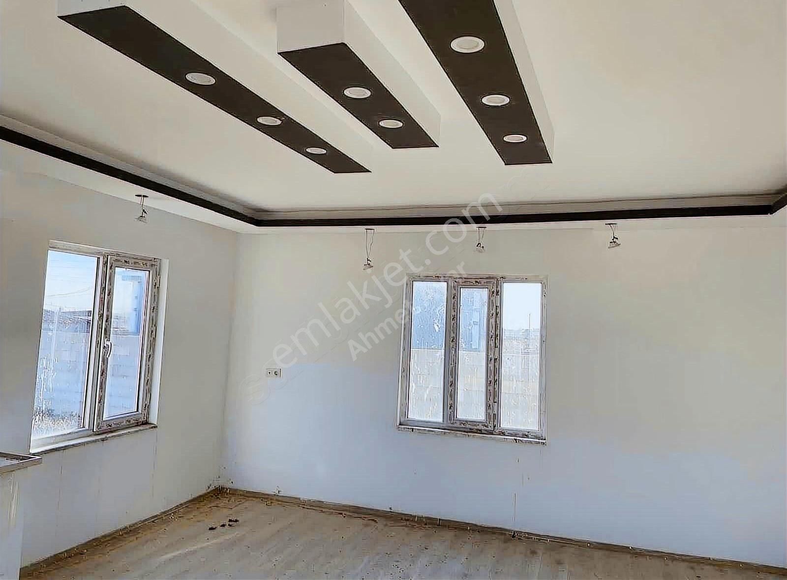 Bor Kemerhisar Çayır Da 600 M2 Arsalı Satılık Villa