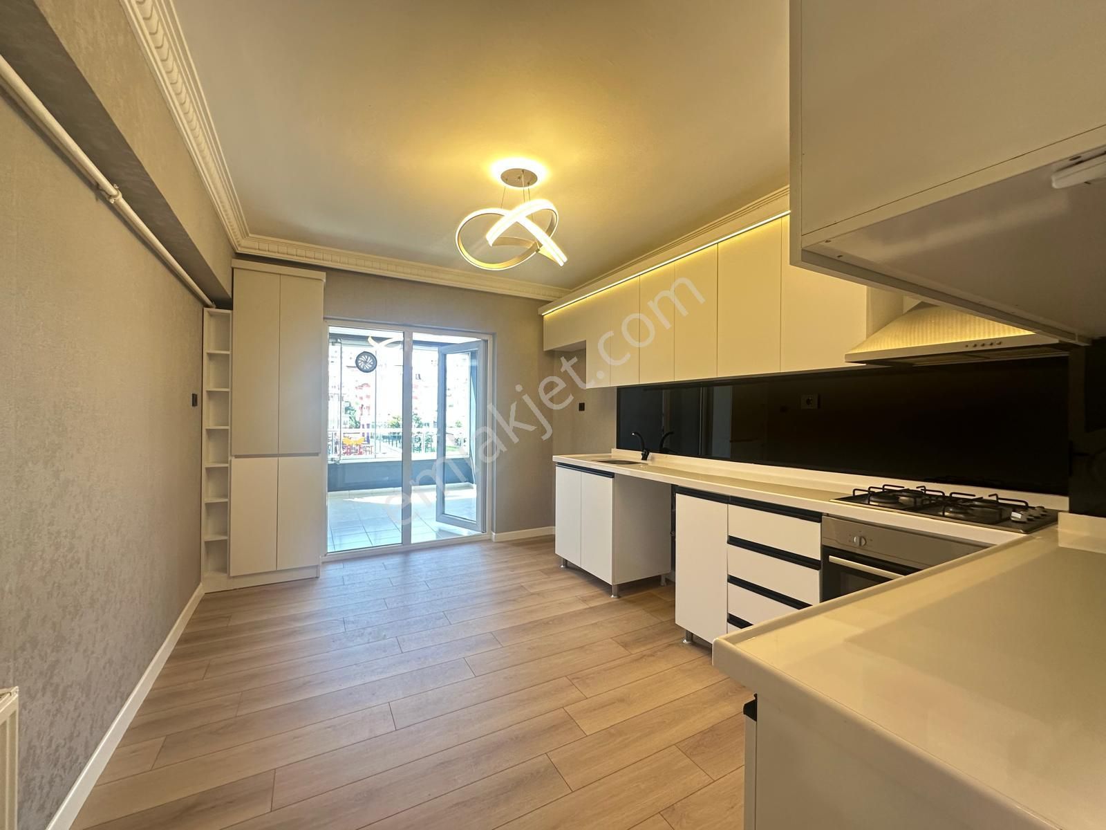 Engin Emlak'tan Şık Tasarımlı Full Yapılı Sitede 4+1daire