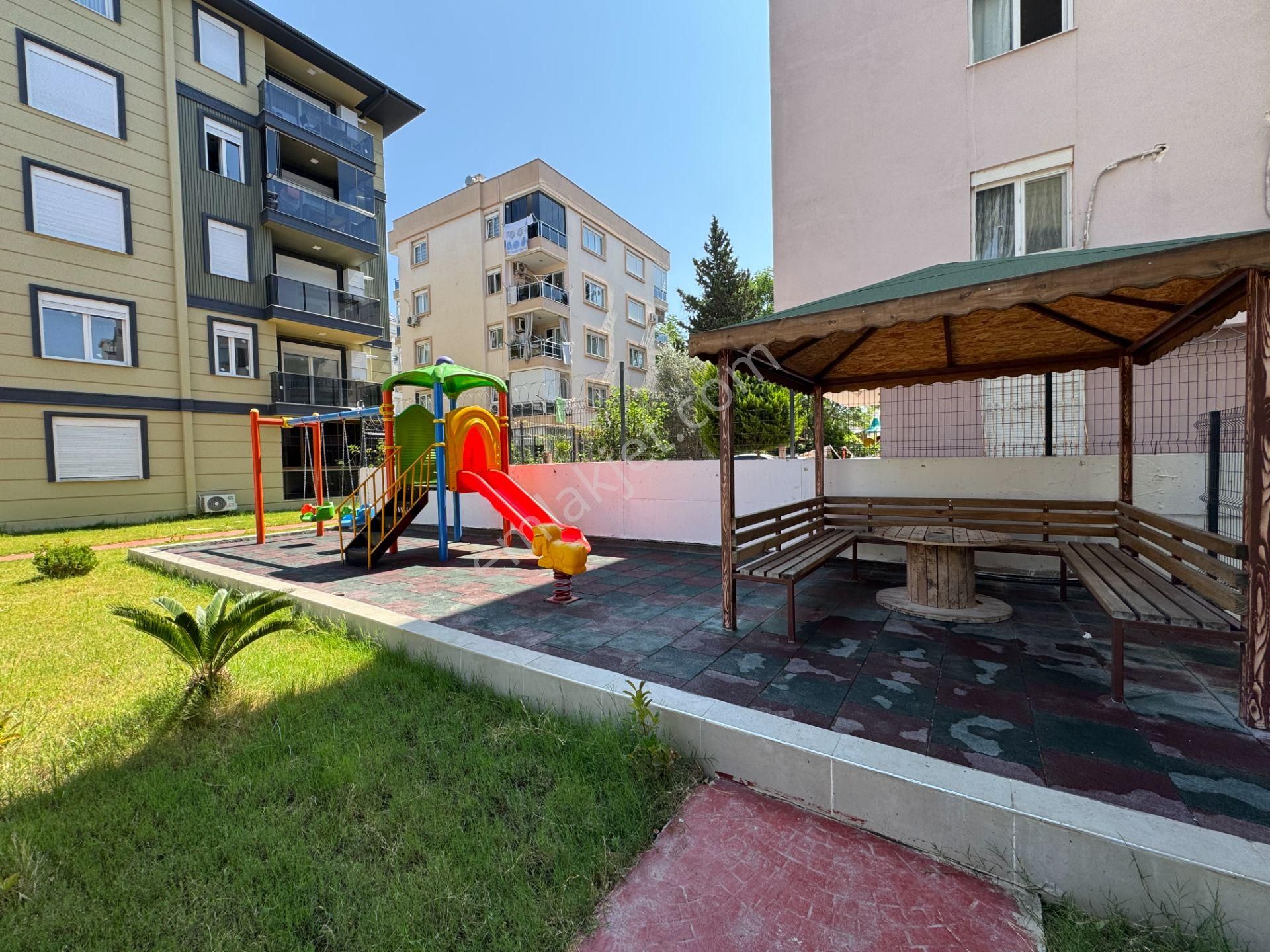 Kızıltoprak 'ta Site İçi Kapalı Otoparklı Kombili Arakat 3+1 Sıfır Daire
