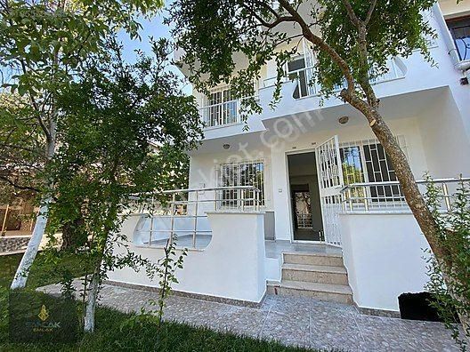 Ayvalık Tuzla Mevkii'nde Triplex Villa Merkezi Ve Huzurlu