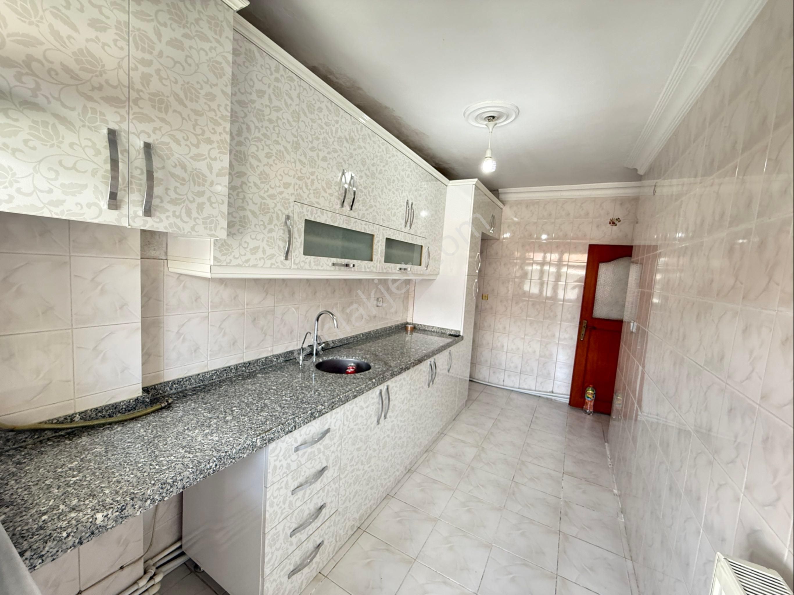 Sefaköy İnönü Mahallesi Kiralık 3 + 1 Beşinci Kat