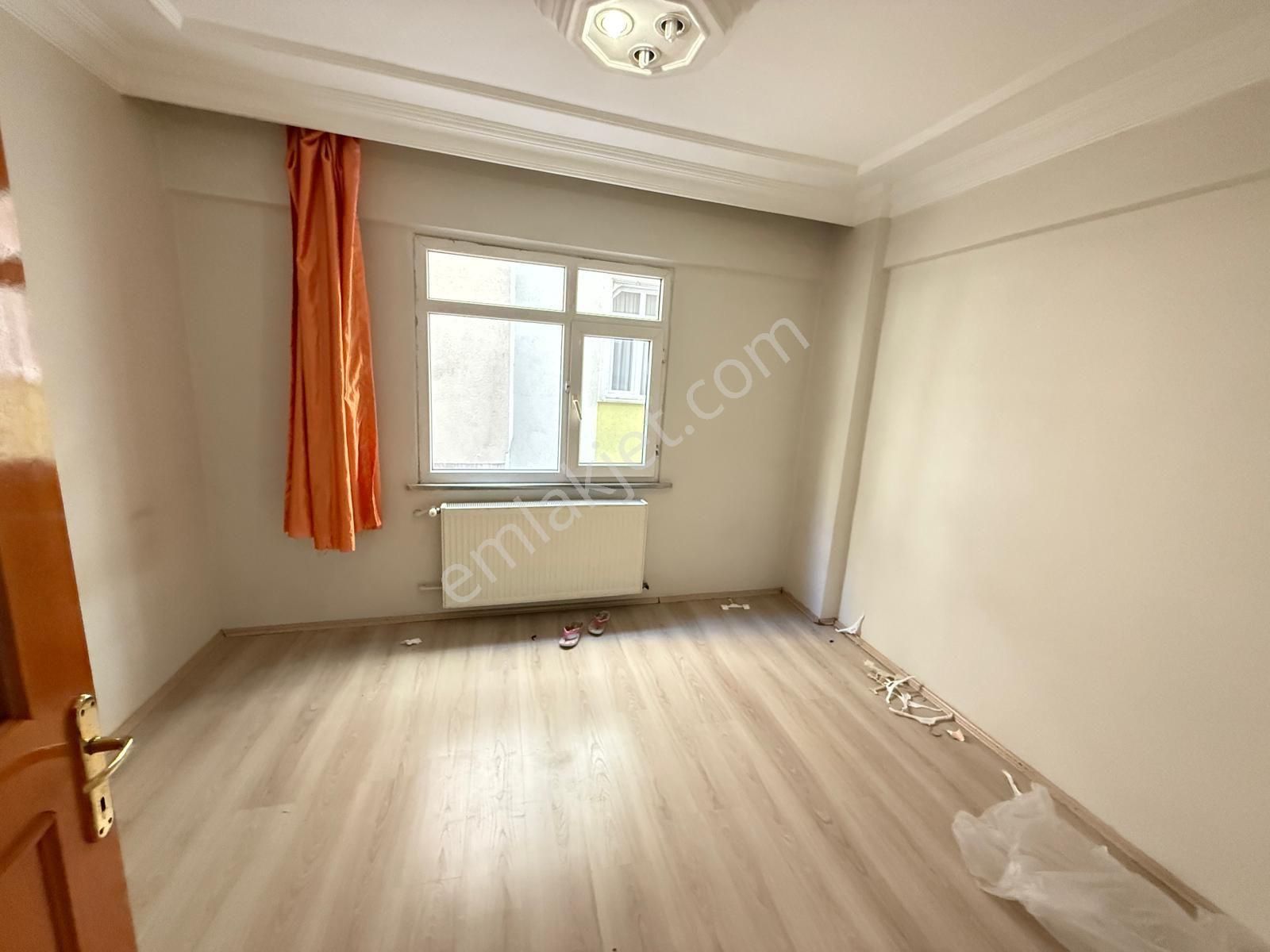 Sefaköy İnonu Mahallesi Kiralık 3 + 1 Dairedir 1 Ci Kat Balkonlu