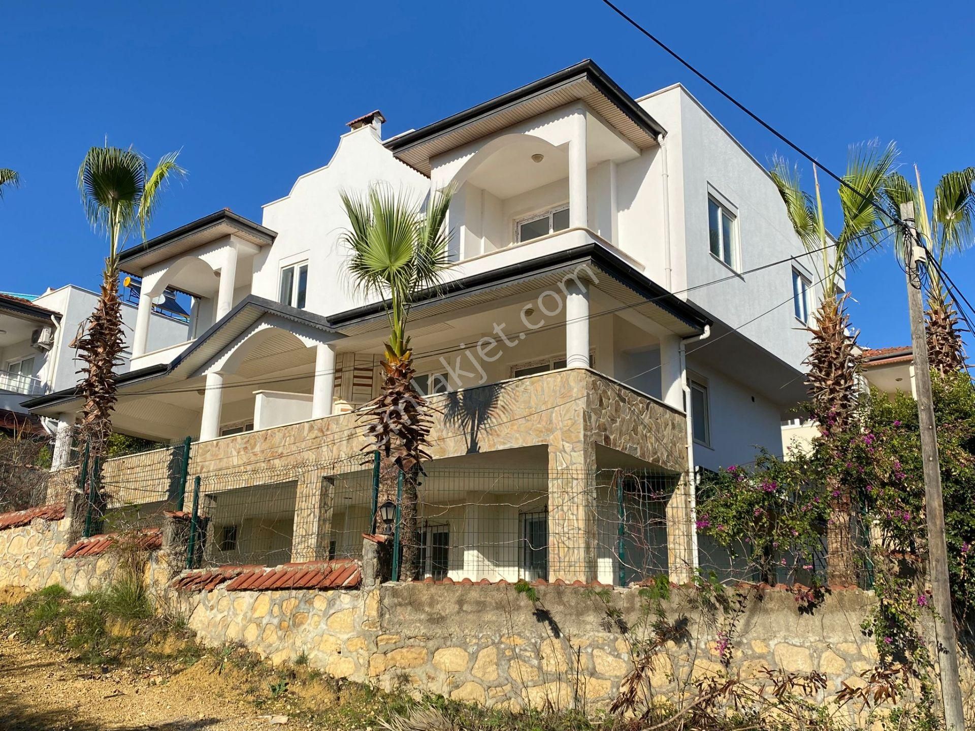 Avsallar'da Satılık Köşe Villa – 3+1
