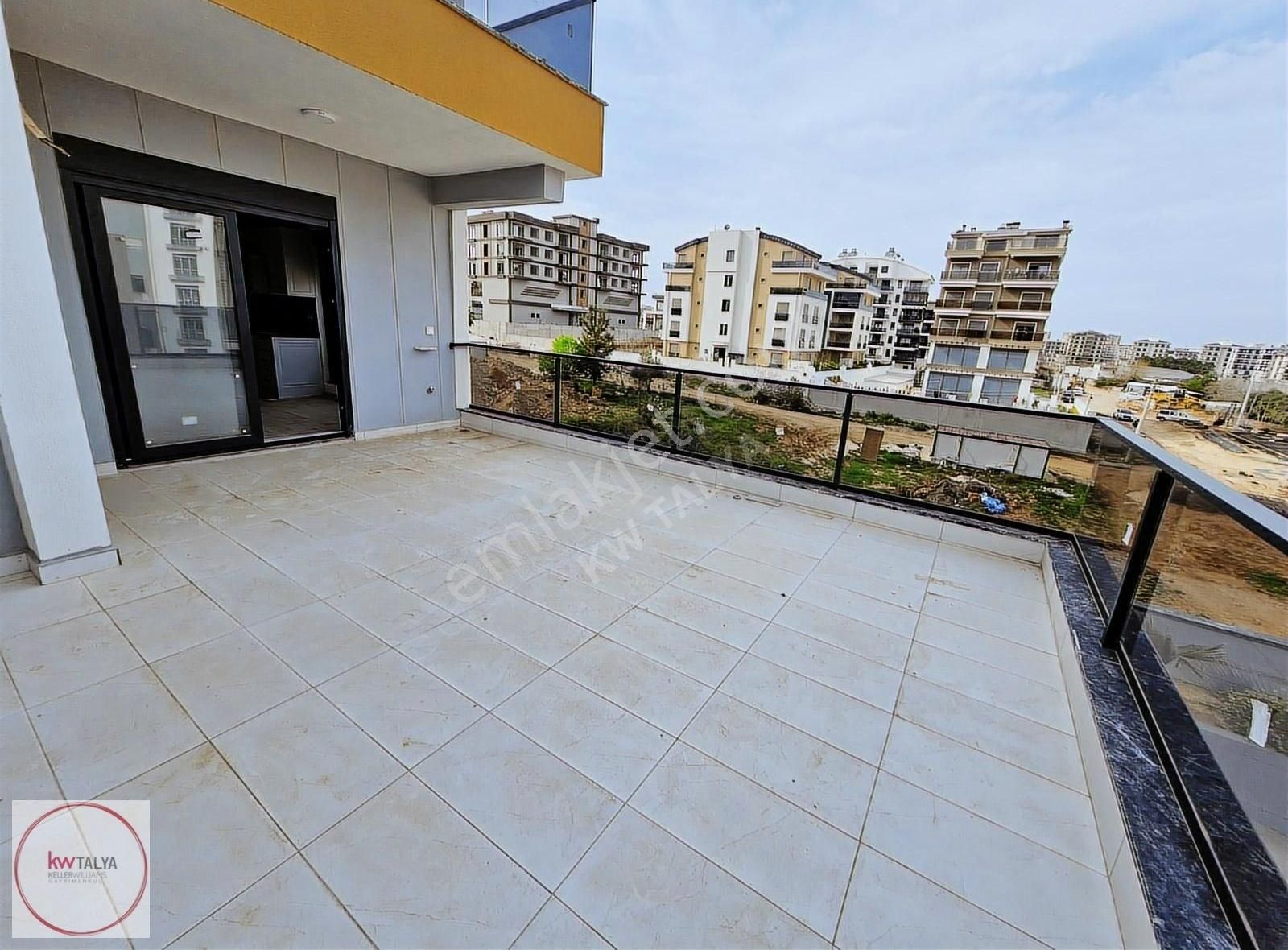 Satılık 1+1 Lüks Daire, Anayola 2. Parselde Geniş Teraslı