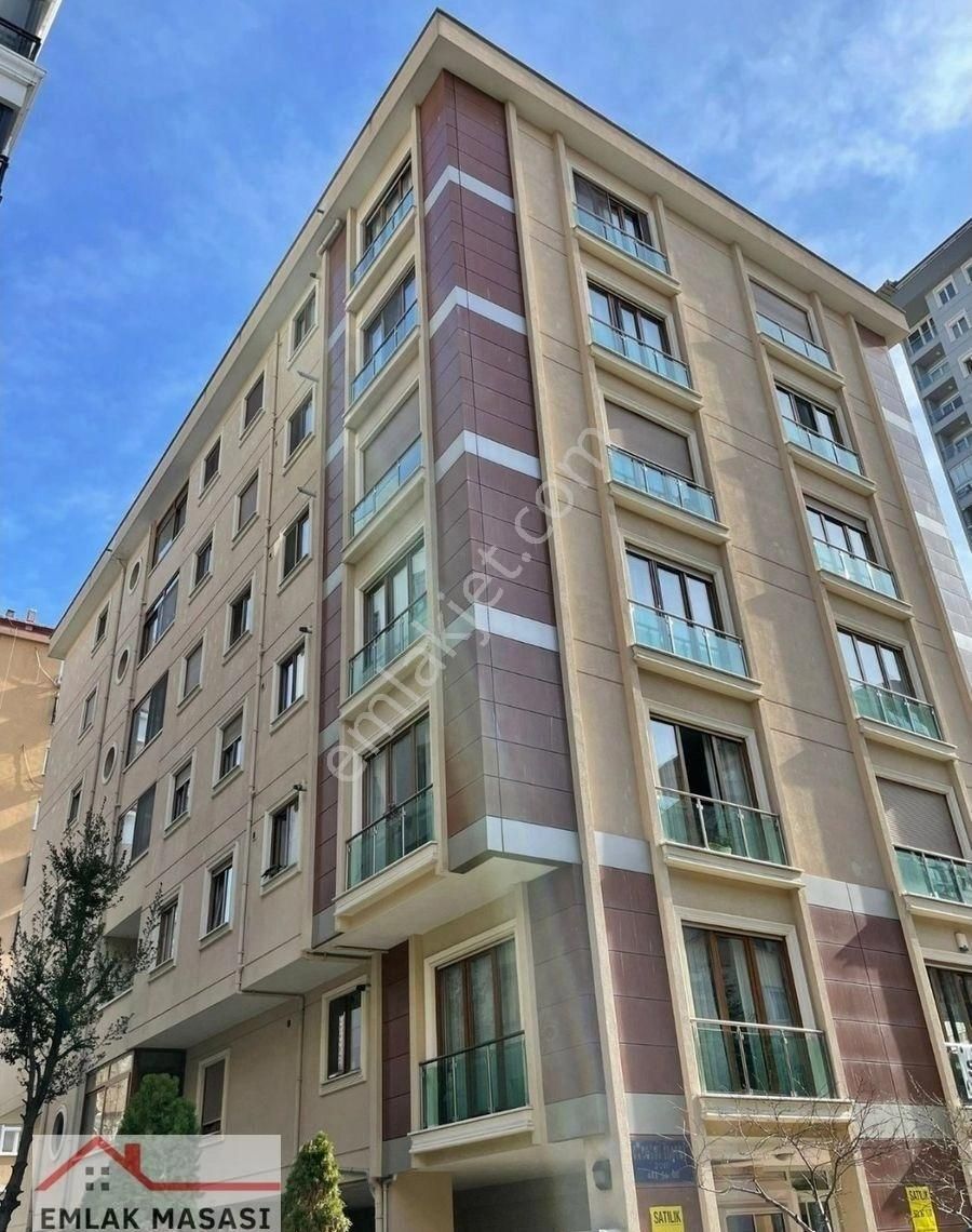 Caddebostanda Bağdat Caddesine Yakın Genç Binada 3+1 Daire Emlak Masası