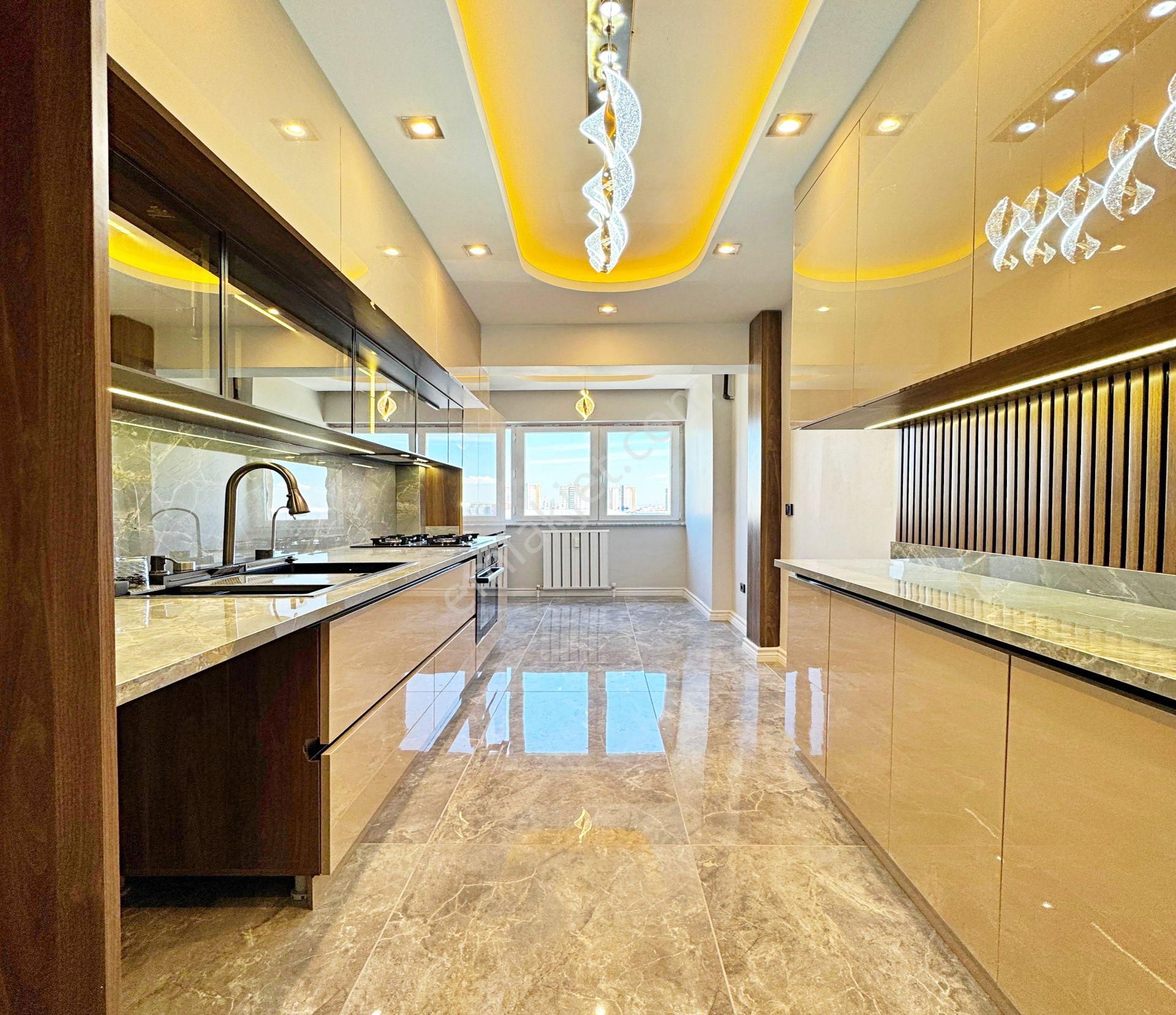 Koçtaş Avm Arkası E-5 Manzaralı Full Tadilatlı 3+1 Satılık Daire