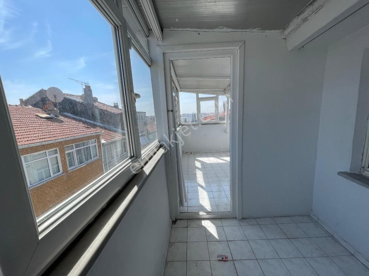 Hırkai Şerifte Genç Binada (2000 Yapımı)kiralık 2+1