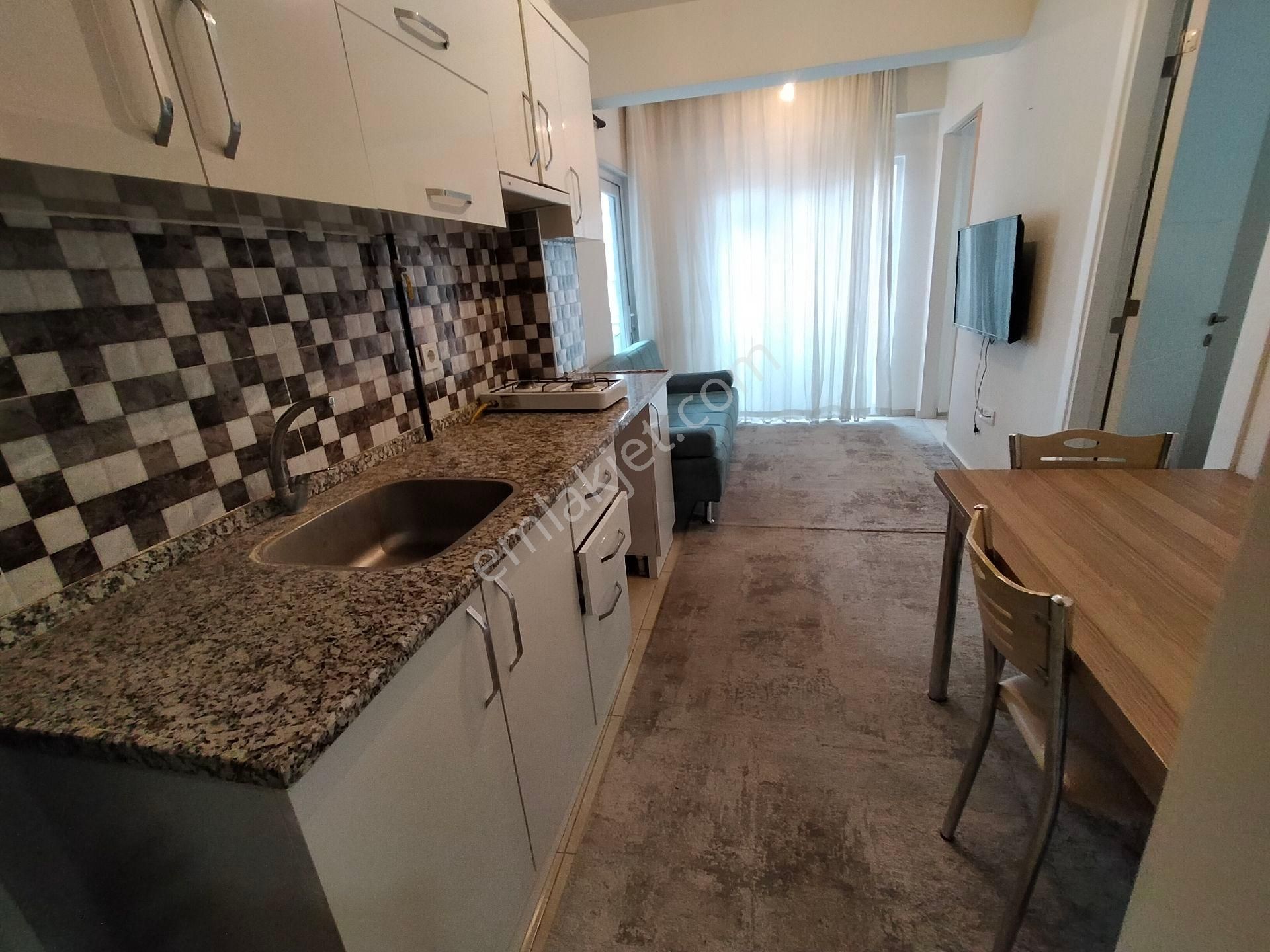 Aile Apartında Akkonakda 45m2 2+1 Eşyalı Balkonlu Kiralık Apart Daire