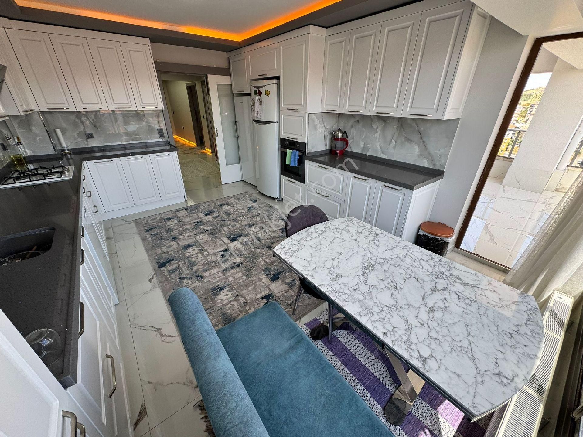 Ulubey Önder Site İçerisinde 8.kat 3+1 Teras Balkonlu Ful Yapılı Daire