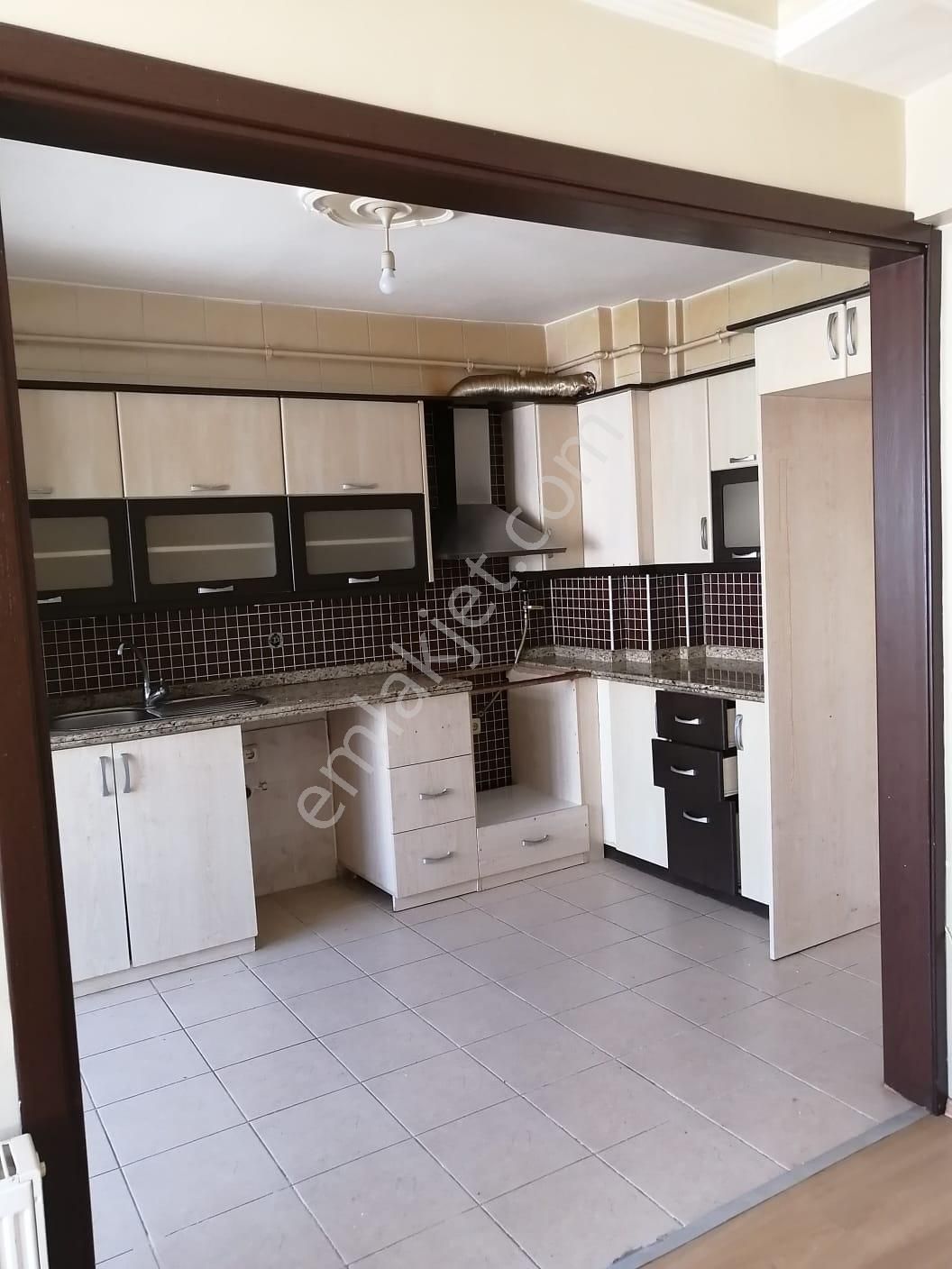 Çiftlik'de Mevki Konumda, 125 M2, 3+1, Asansörlü İçi Yapılı Daire