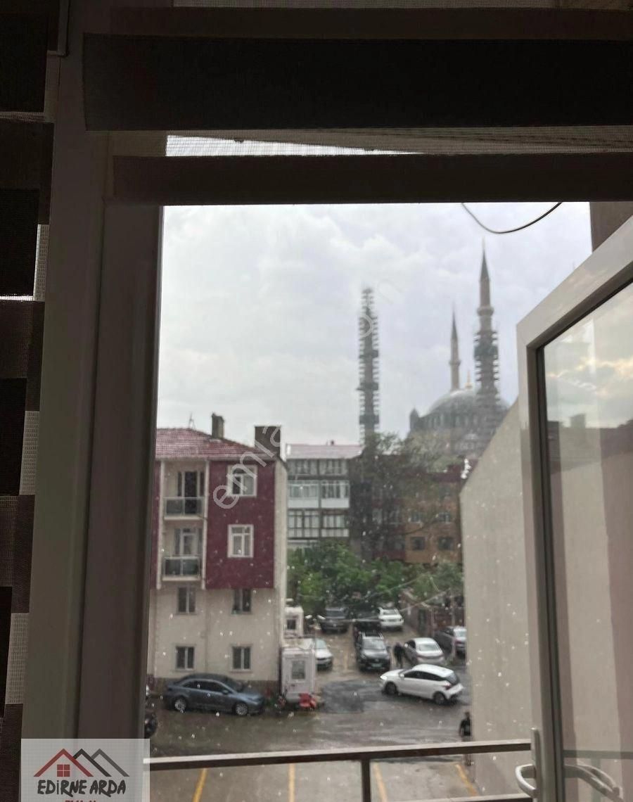 Arda Emlak Ofisinden Selimiye Camii Yakını Balkonlu Geniş Daire