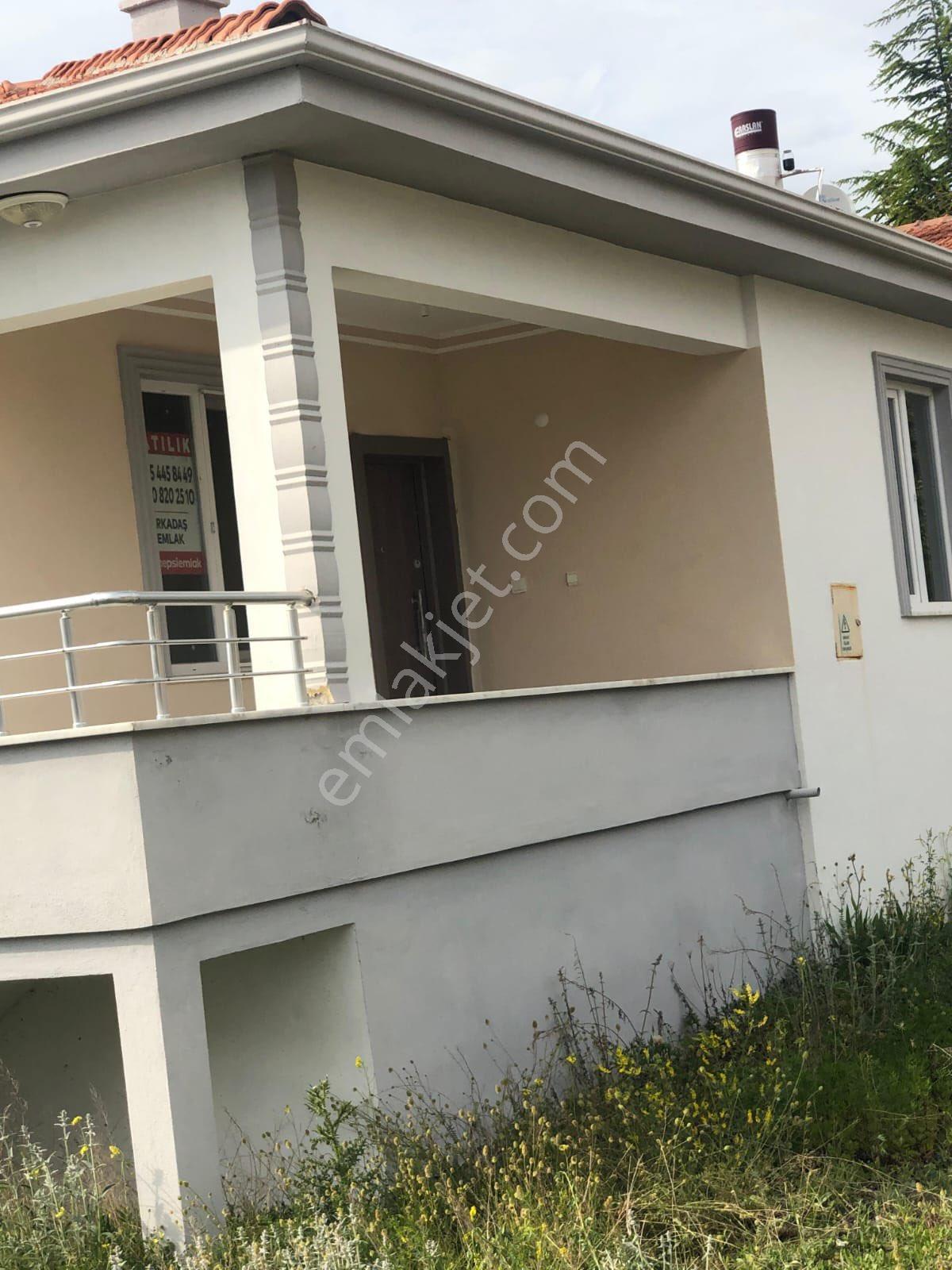 Arkadaş Emlaktan Atçalı Köyünde Bahçesi Geniş 2+1 Evi Olan Satılık Bahçe - Görsel 2