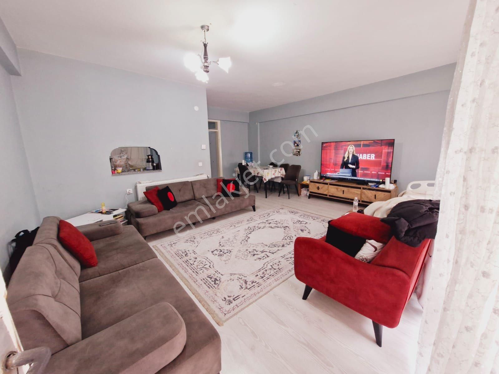 Halilrıfatpaşa Caddesinde 3+1 130m2 Temiz Bakımlı Çift Cepheli Arakat Daire