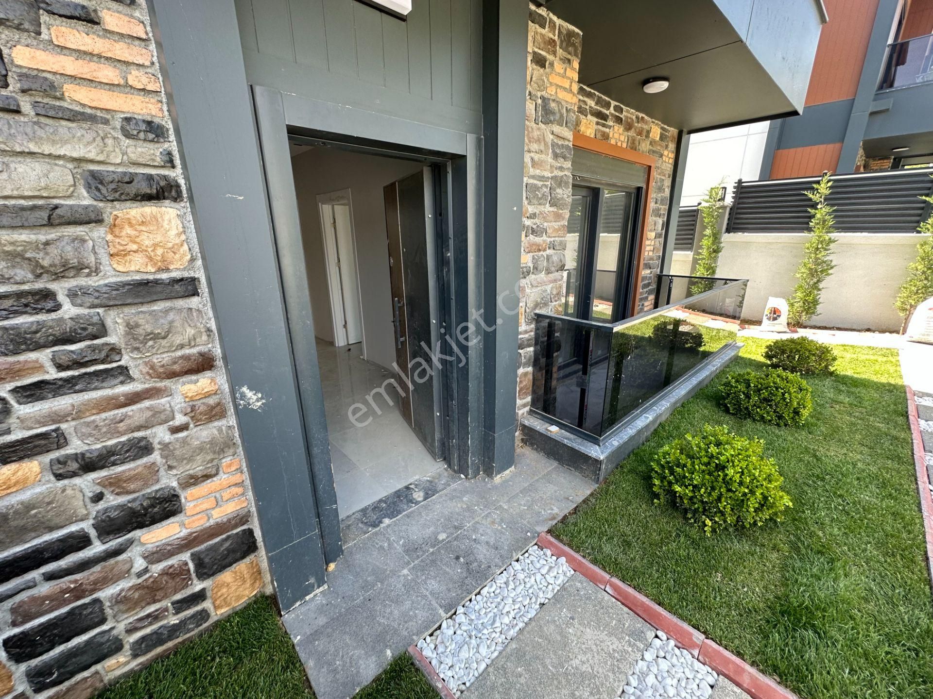 Körfez İlimtepe Deniz Manzaralı 6+1 Havuzlu Satılık Villa