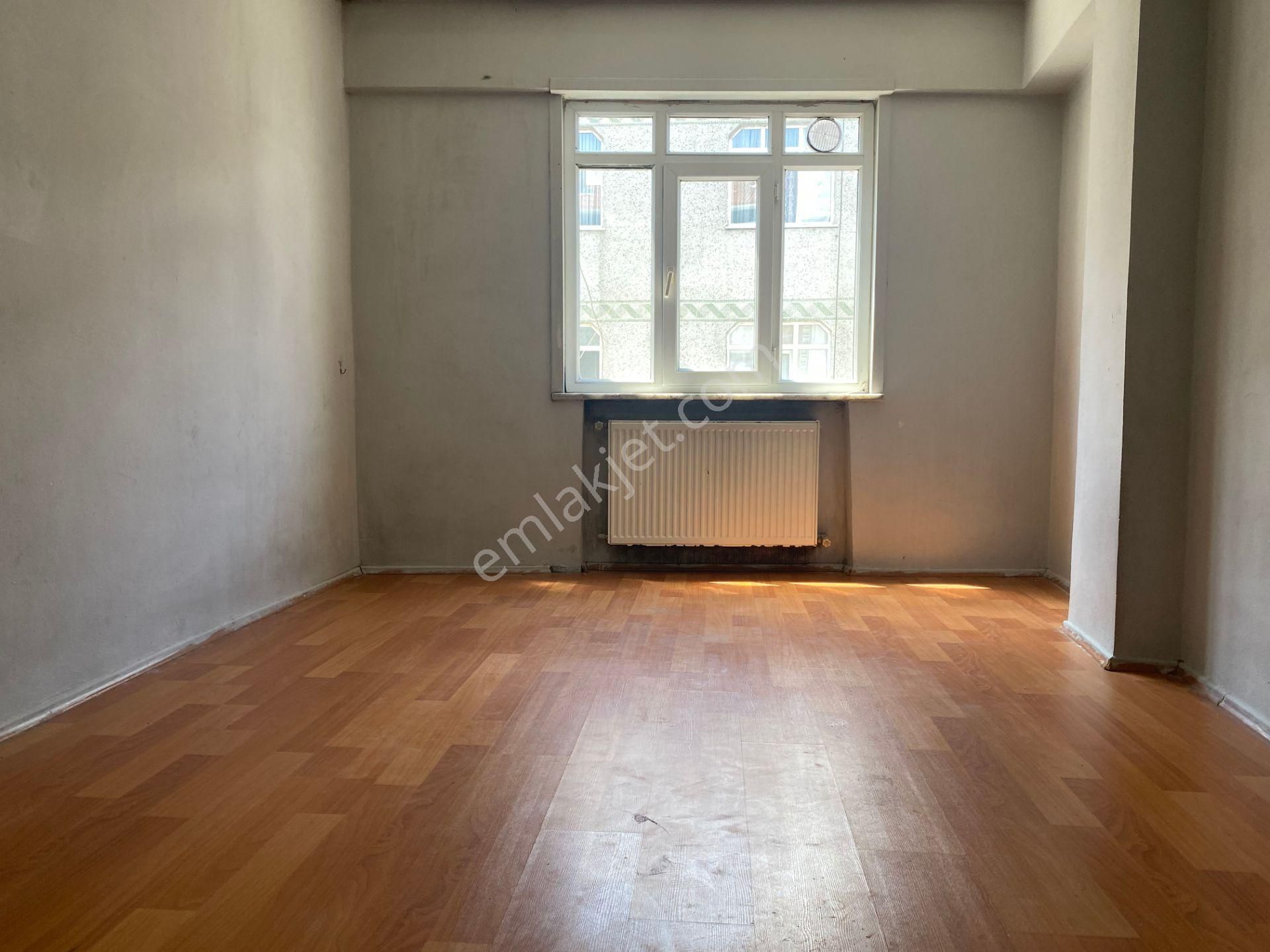Avrupa Emlak Tan Esenler Fatih Mh 85m² 2+1 3.kat,19 Yıllık,üçyüzlü Metro 10 Dk,kombili Kiralık Daire