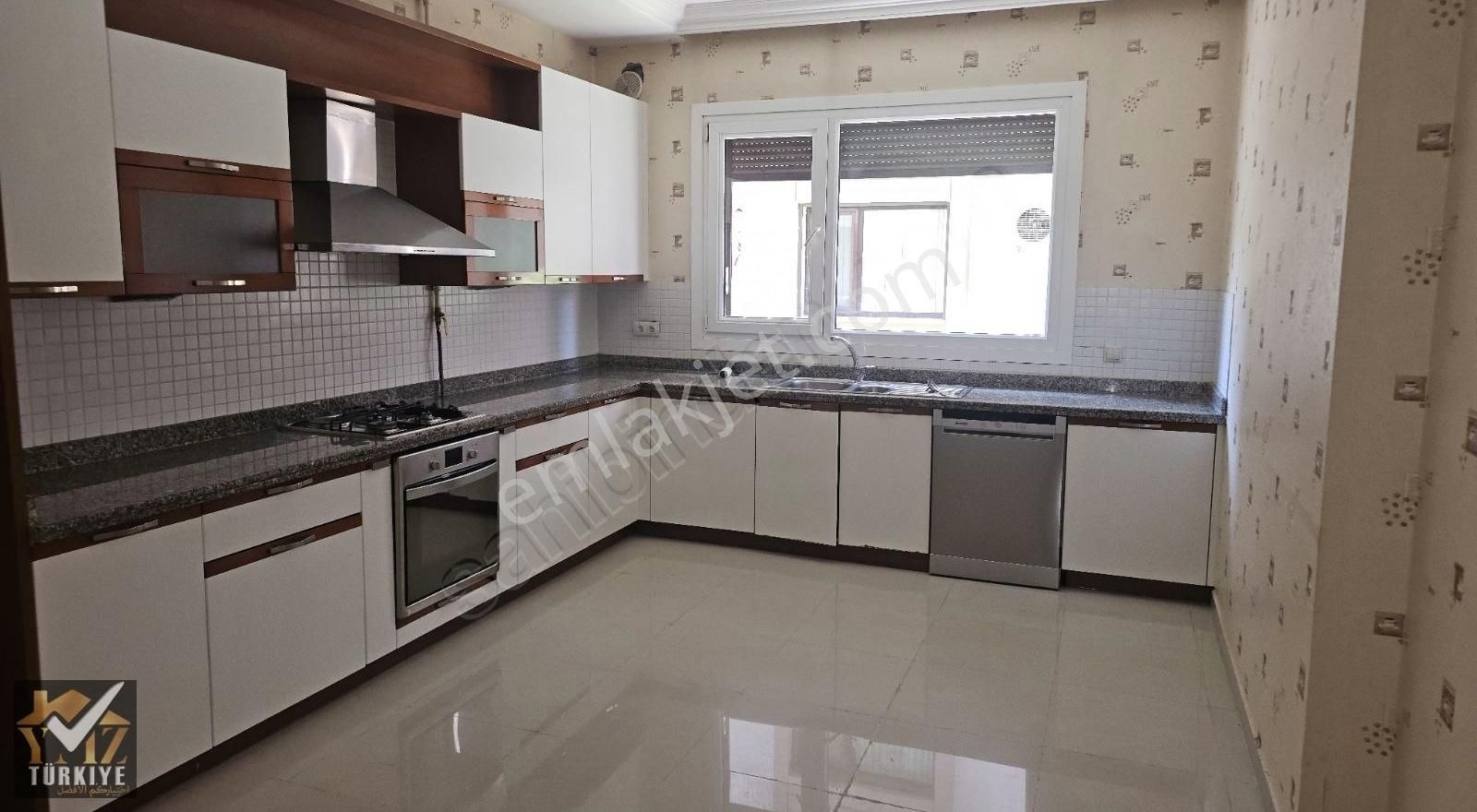 Florya'da 5+1 (280)m2 Arakat Daire