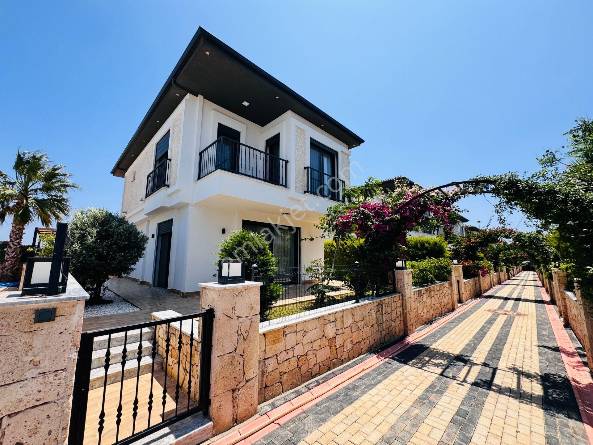 Didim'de Havuzlu Site İçinde 7/24 Güvenlikli 3+1 Tam Müstakil Villalar
