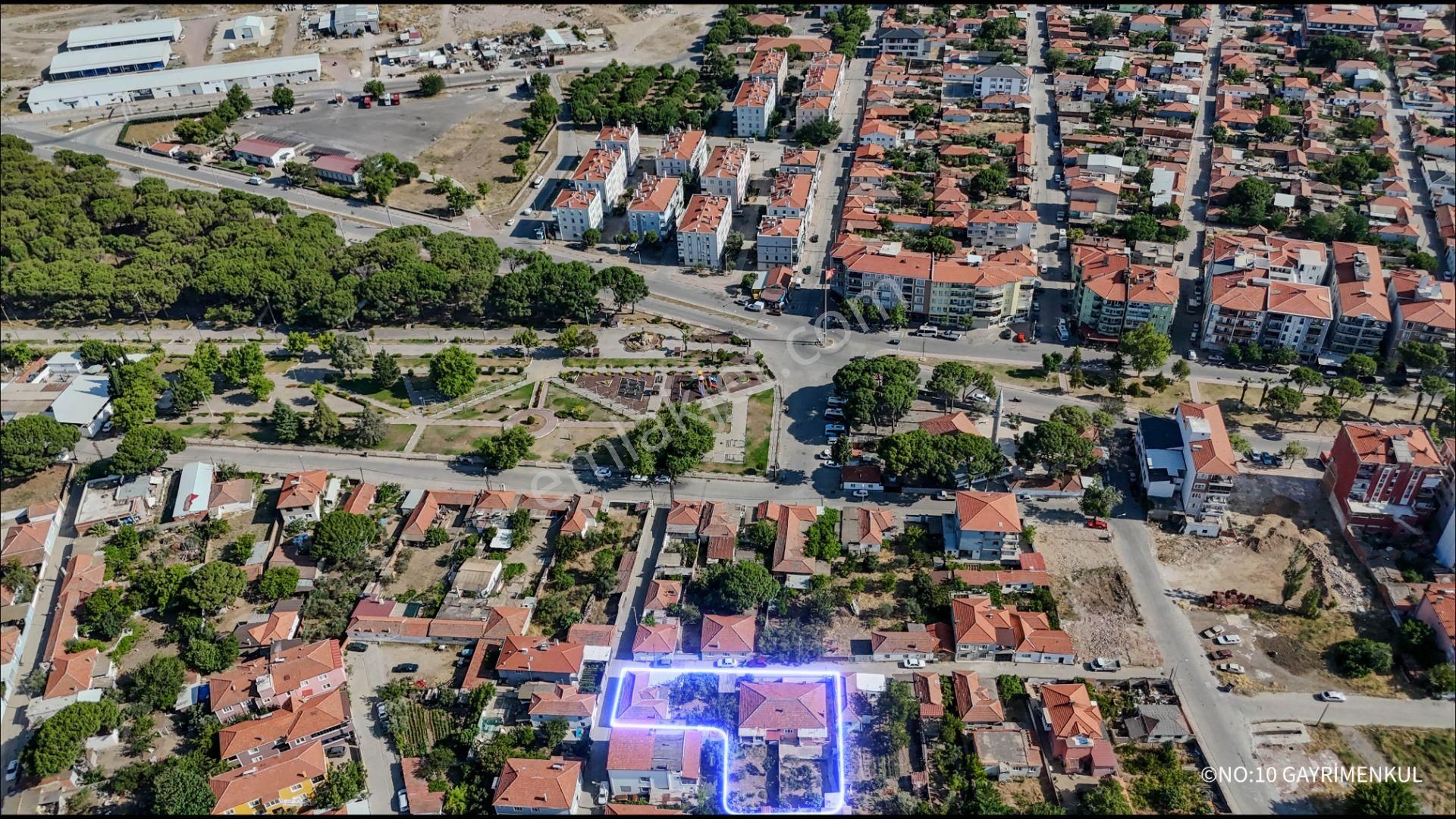 No:10 Gayrimenkulden Yılın Fırsatı 900 M² Arsa Üzerinde 3 Müstakil Ev Yatırımlık Eşsiz Bir Taşınmaz