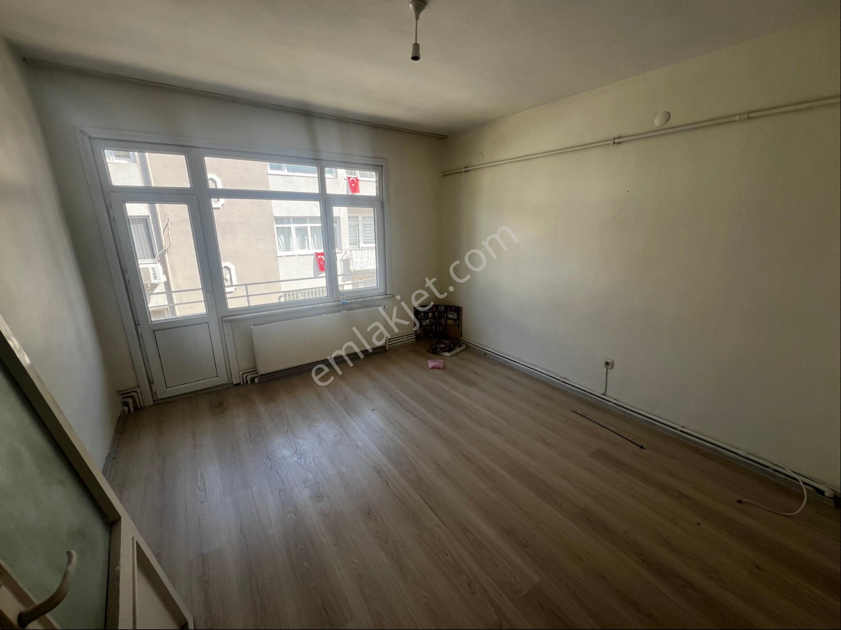 Naz Emlaktan Üsküdar Valide-i Atik Mahallesinde 2+1 Kiralık Daire