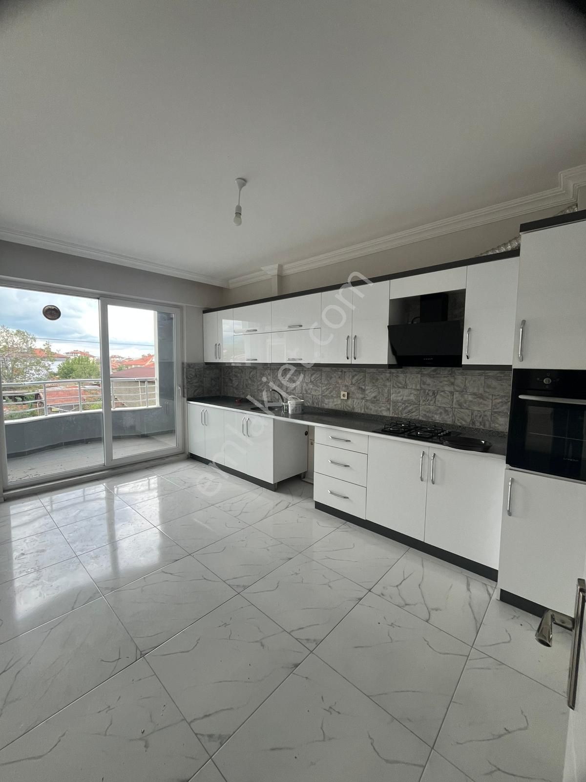 Akçay Emlak'tan Akşehir Çarşı Karakol Civarında Kiralık Sıfır Ara Kat 3+1 Daire