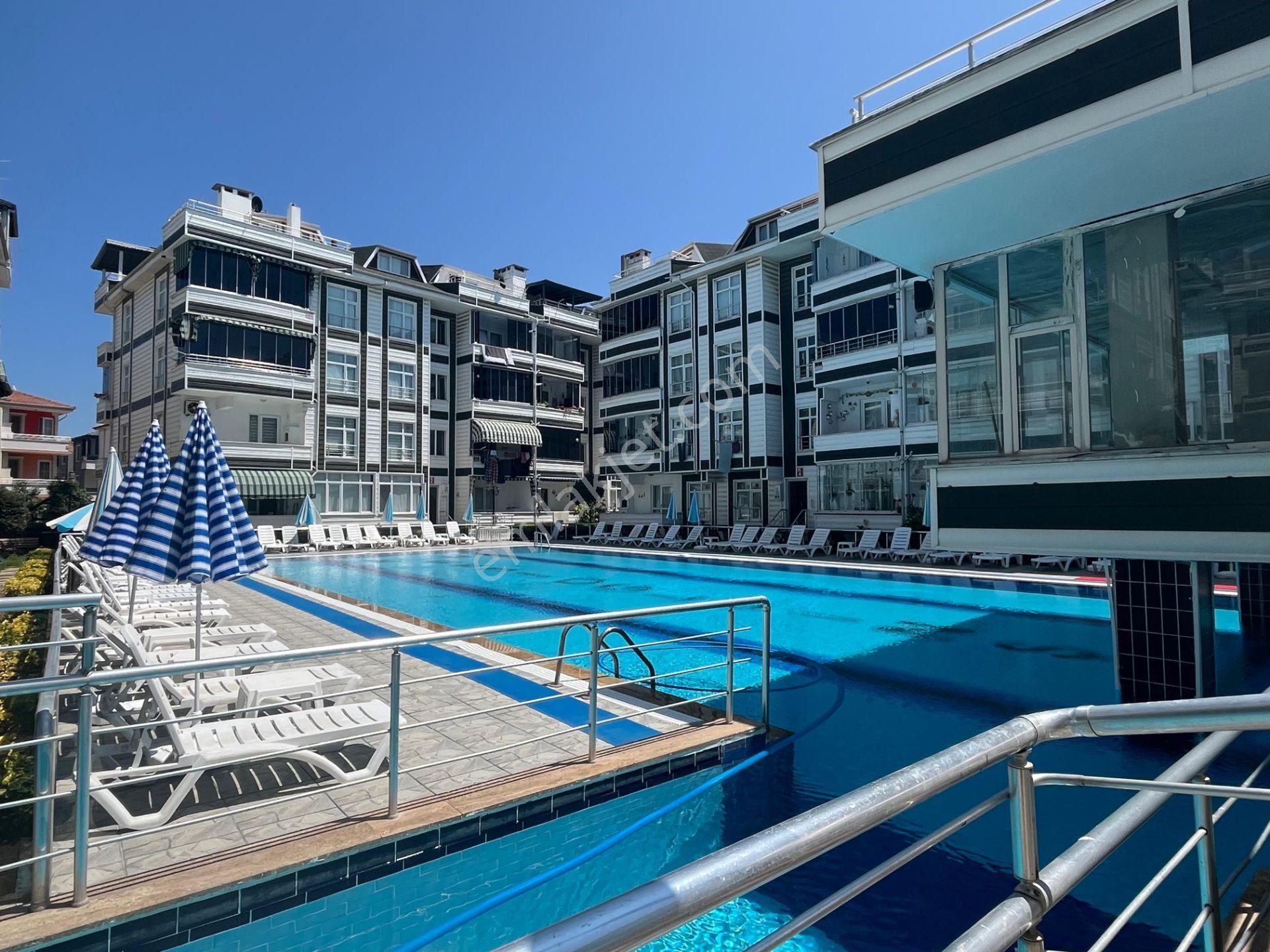 Karasu Sahilde Site İçerisinde Havuz Cephe Kombi Petekli Satılık 1+1 Daire