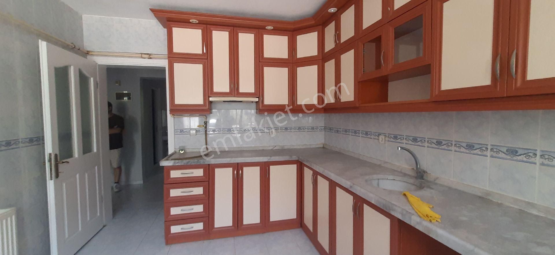 Manisa Akhisar Ulu Cami Mah. Gazi İlk Öğretime Yakın Kiralık Giriş Katı 3+1 Daire
