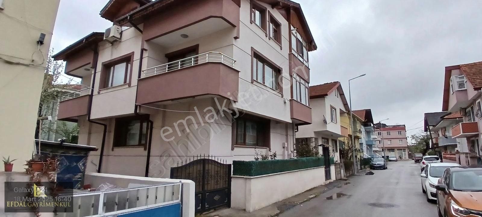 Bahçelievlerde 212 M2 Arsa İçerisinde 3 Daire Bulunan Tribleks