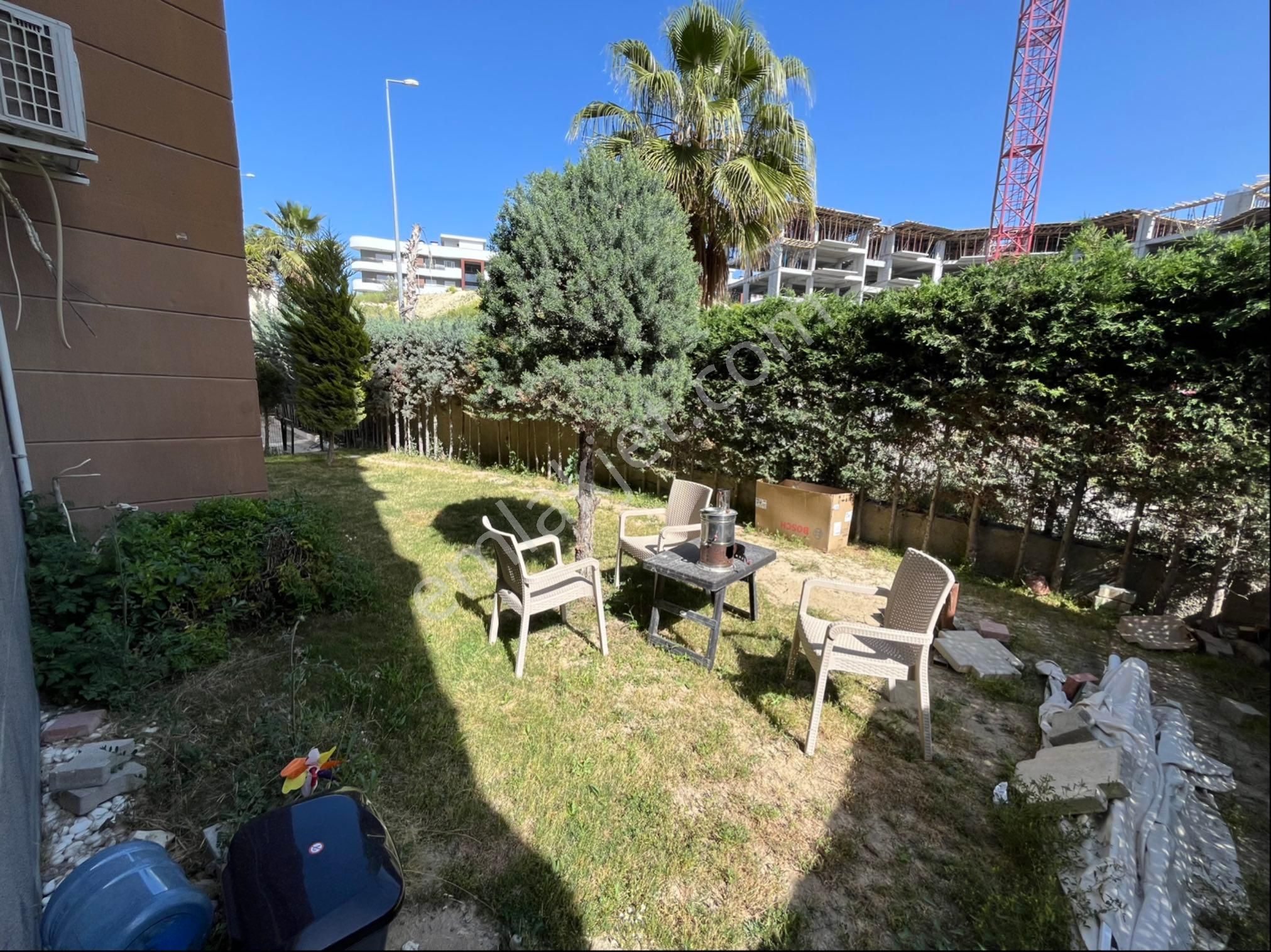 Kuşadası Havuzlu Site İçerisinde 3+1 Bahçe Katı Daire