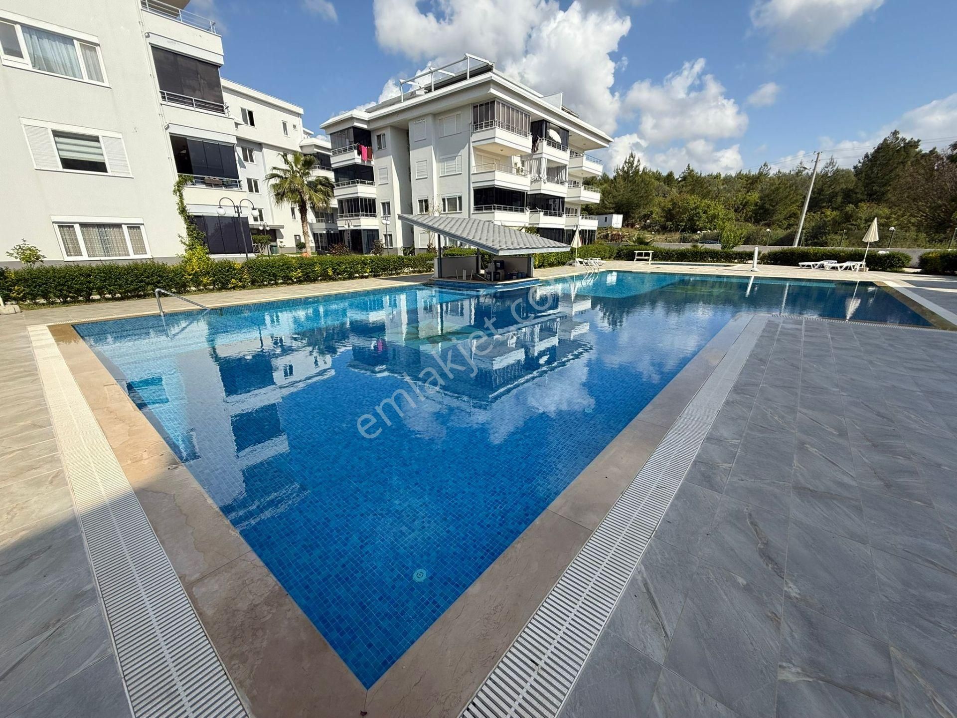 Alanya'da Takasa Açık Eşyalı Kale Deniz Manzaralı Satılık 4+1