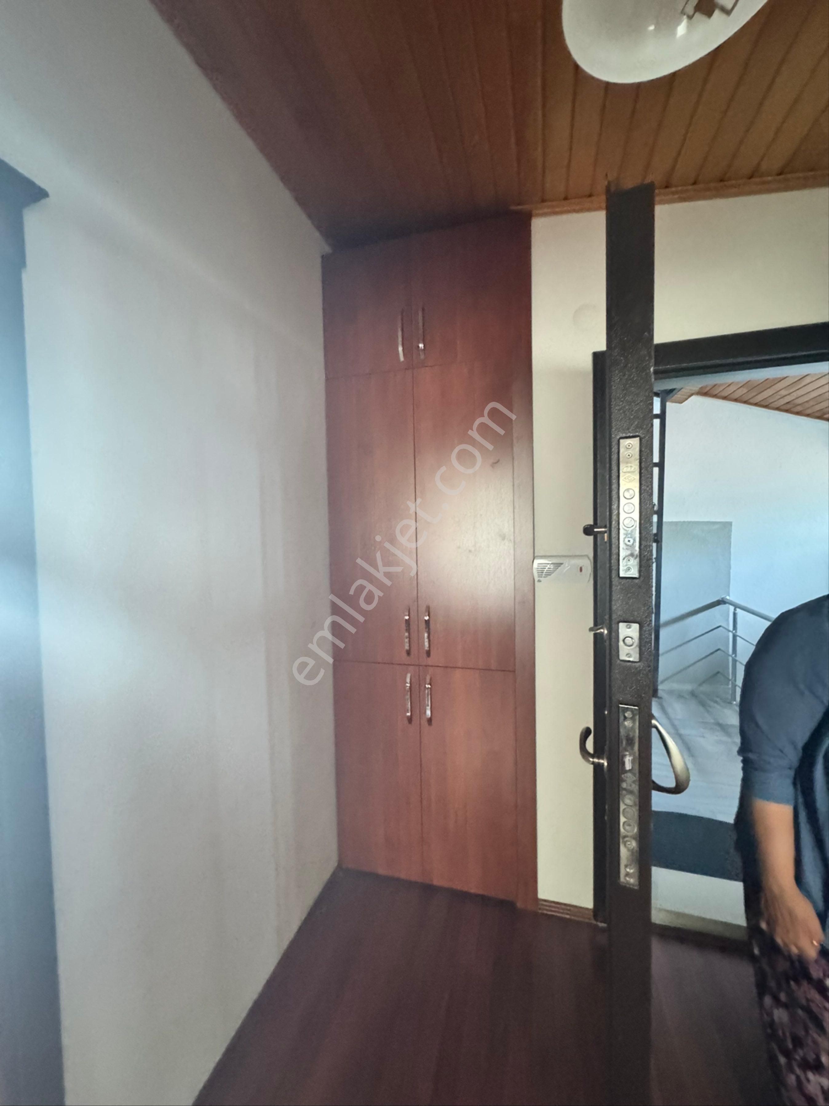 Sah Gruptan Meydan Da Kiralık Kısmi Eşyalı 1+1 Çatı Katı !!!