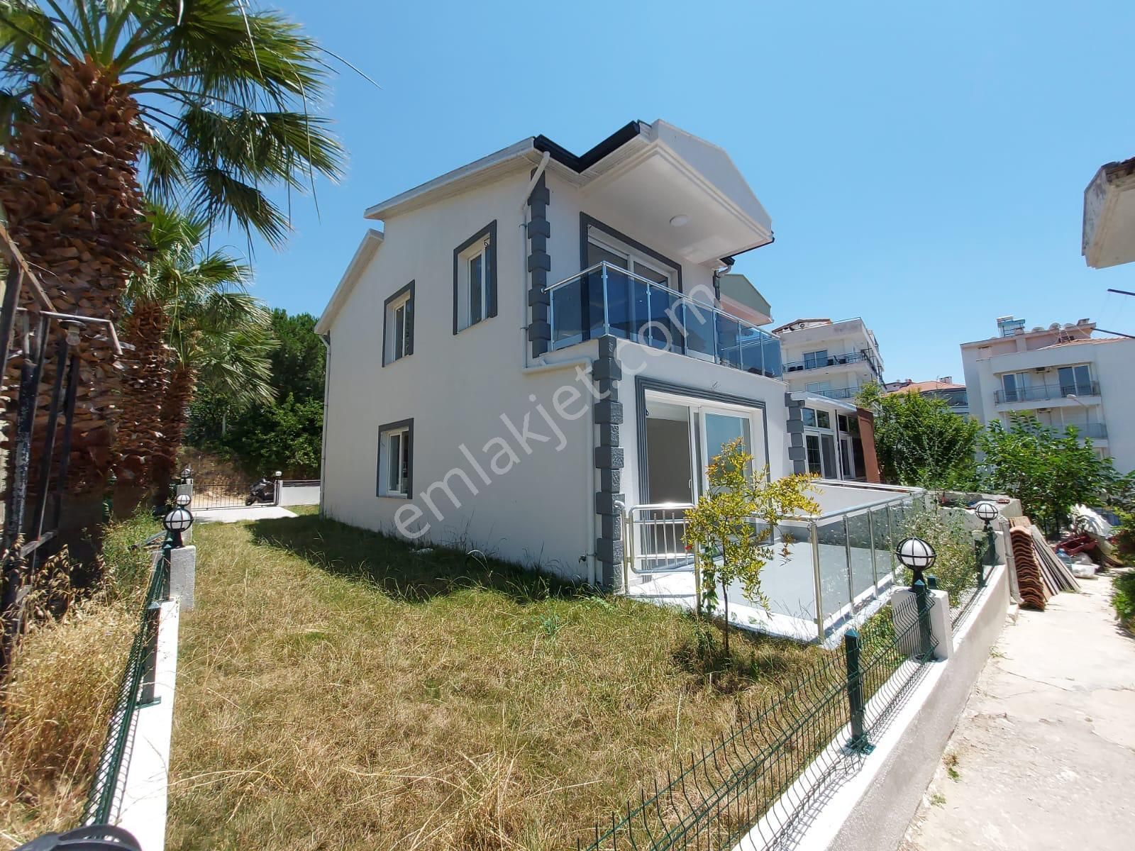 Kuşadası Marina Bölgesinde Hastaneye Yürüme Mesafesinde Satılık Dubleks Villa