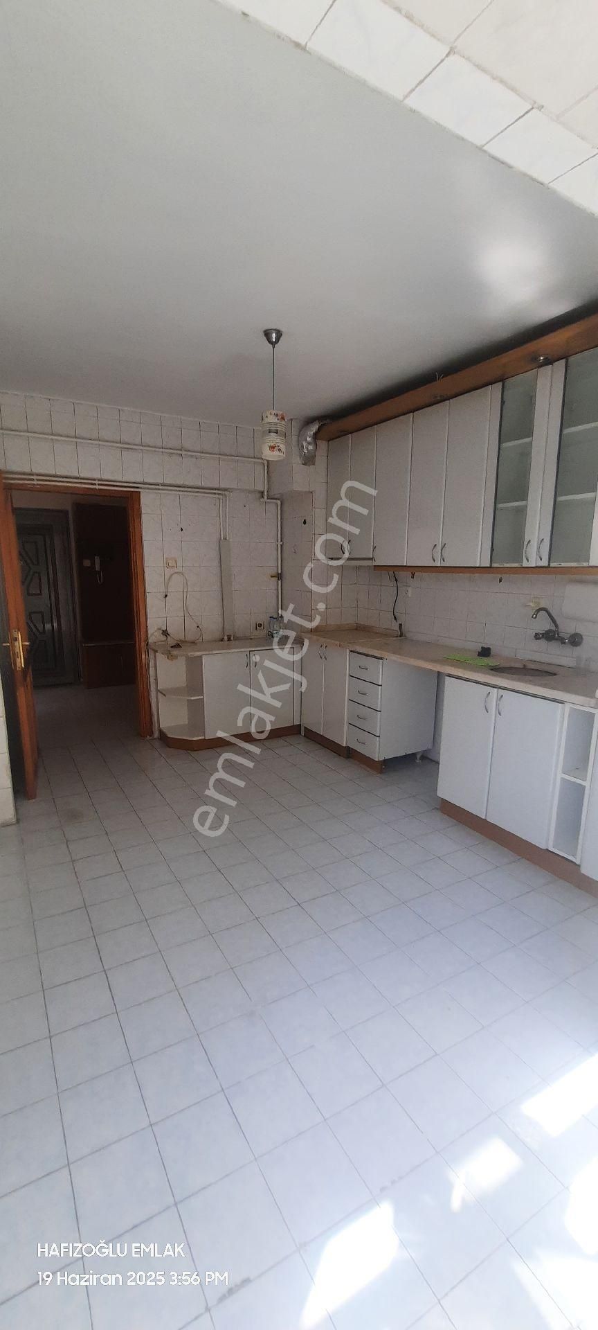 Hafızoğlu Emlak'tan**şafaktepe'de Konforlu Yaşam: 140m² 3+1 Salon Bağımsız