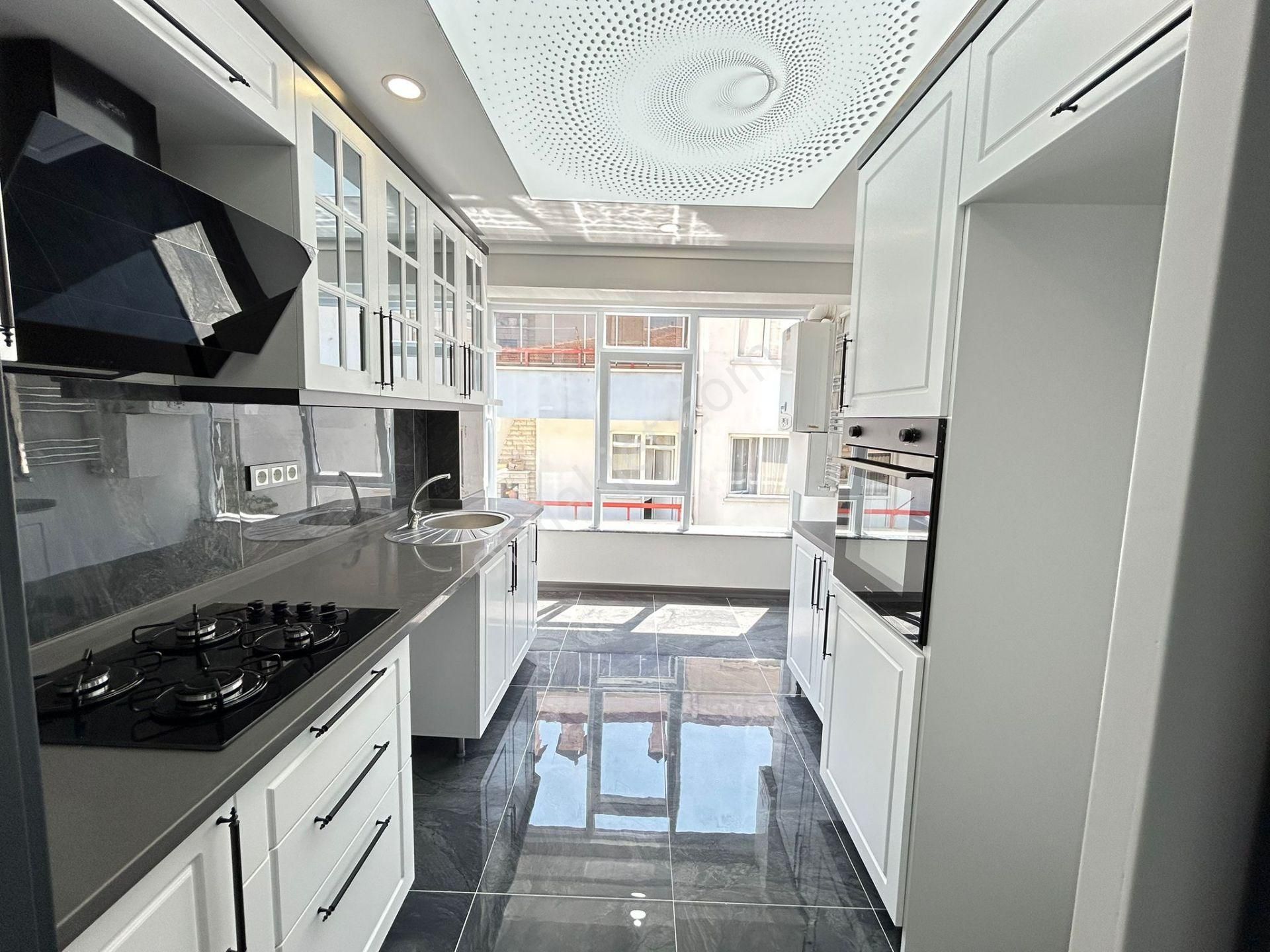 Taner'den Dikmen'de 3+1 Ebeveyn Banyolu Süper Lüks 120m2