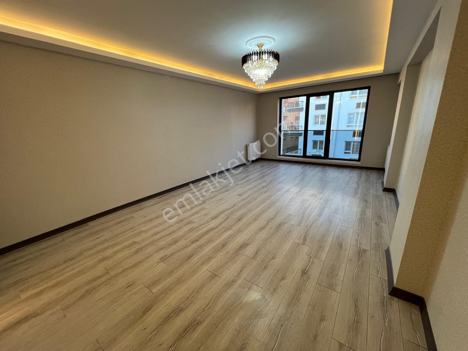 Ovacıkta Site Konseptli Ultra Lüx Giyinm Odalı E.banyolu 4+1 Daire