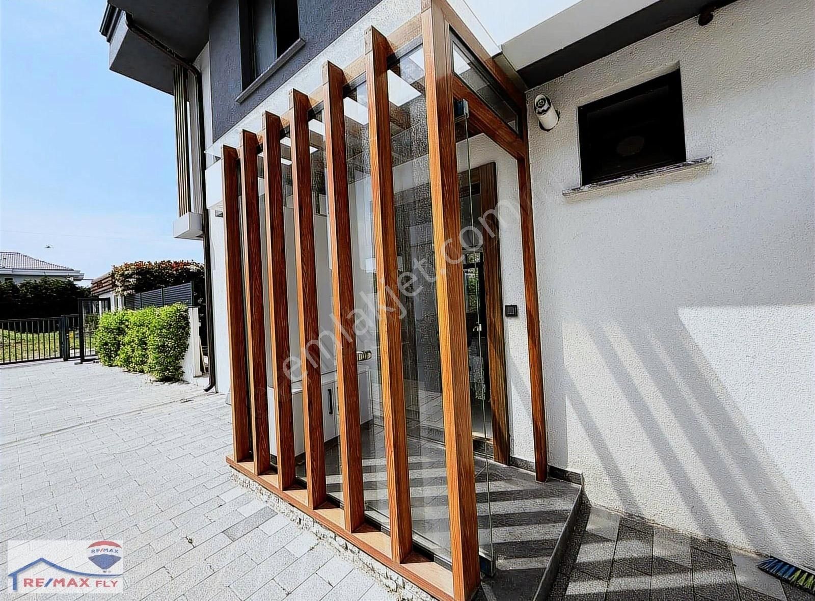 Villa Vela Büyük Bahçeli İkiz Satılık 3+1 Re/max Fly