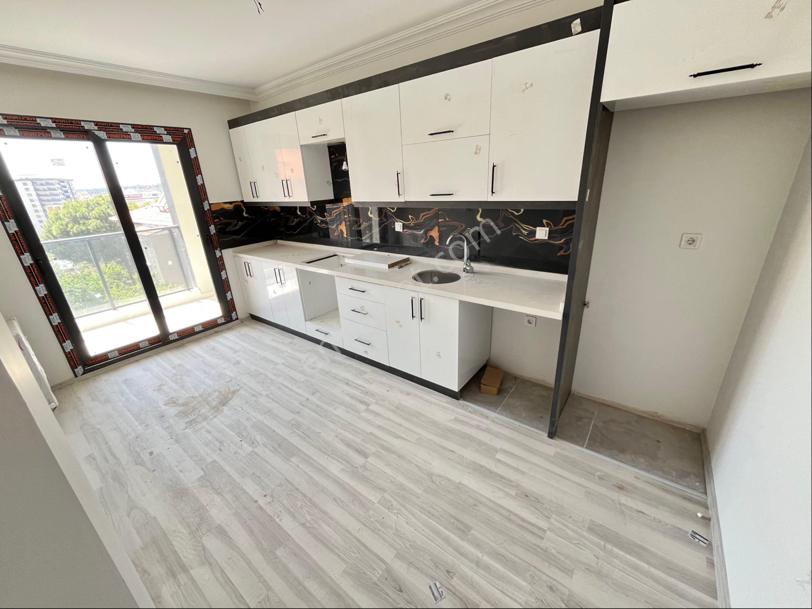 Uğur Mumcuda Hastane Yakını Büyük Tip Satılık 2+1 Arakat Daire