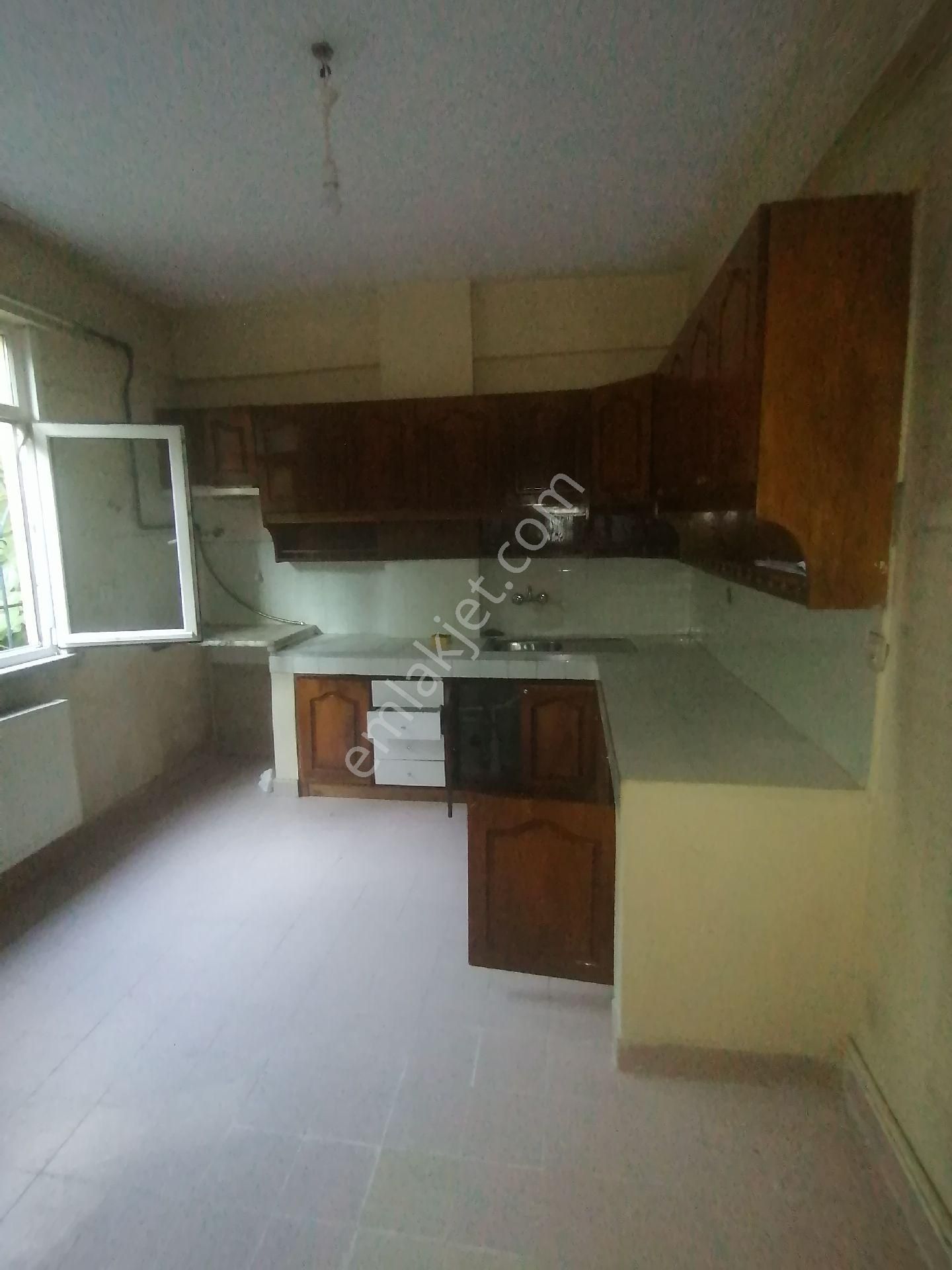 Ümraniye Cemil Meriç Mahallesi Çayırönü Caddesi Üzerinde 1.kat 2+1 Kiralık Daire