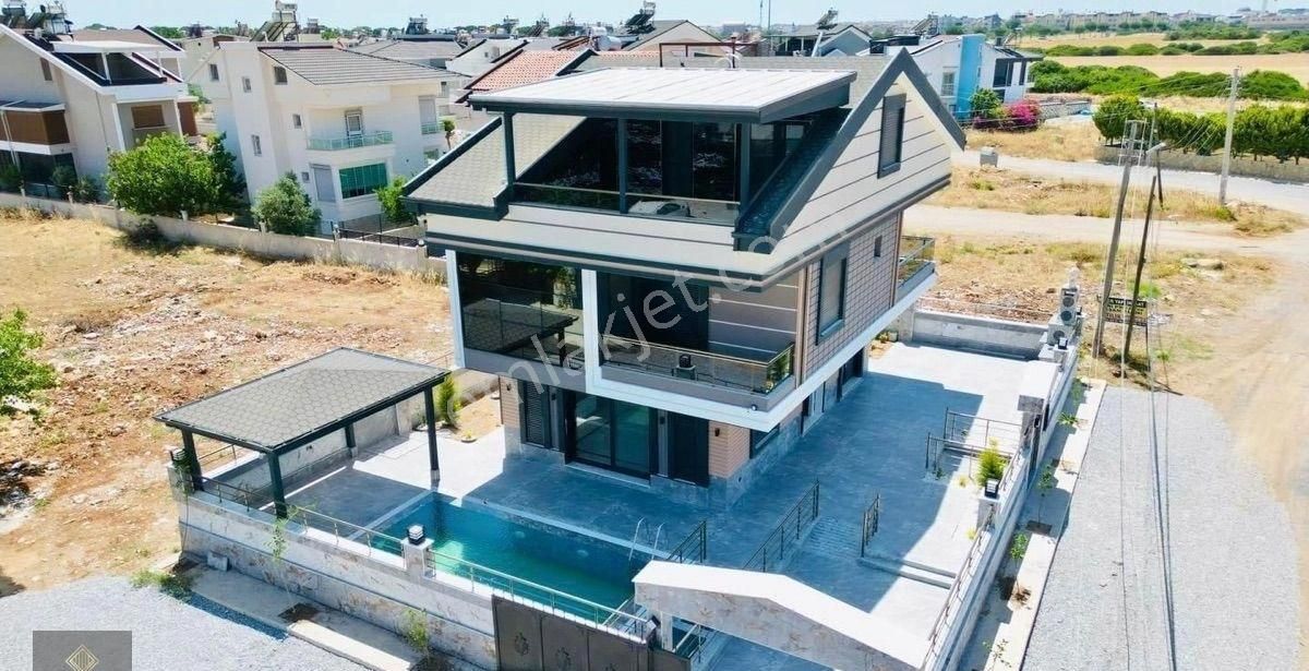 Didim Altınkum’da Satılık 5+1 Ayrı Mutfak Havuzlu Otoparklı Köşe Başı Lüx Villa Yetişen Alır