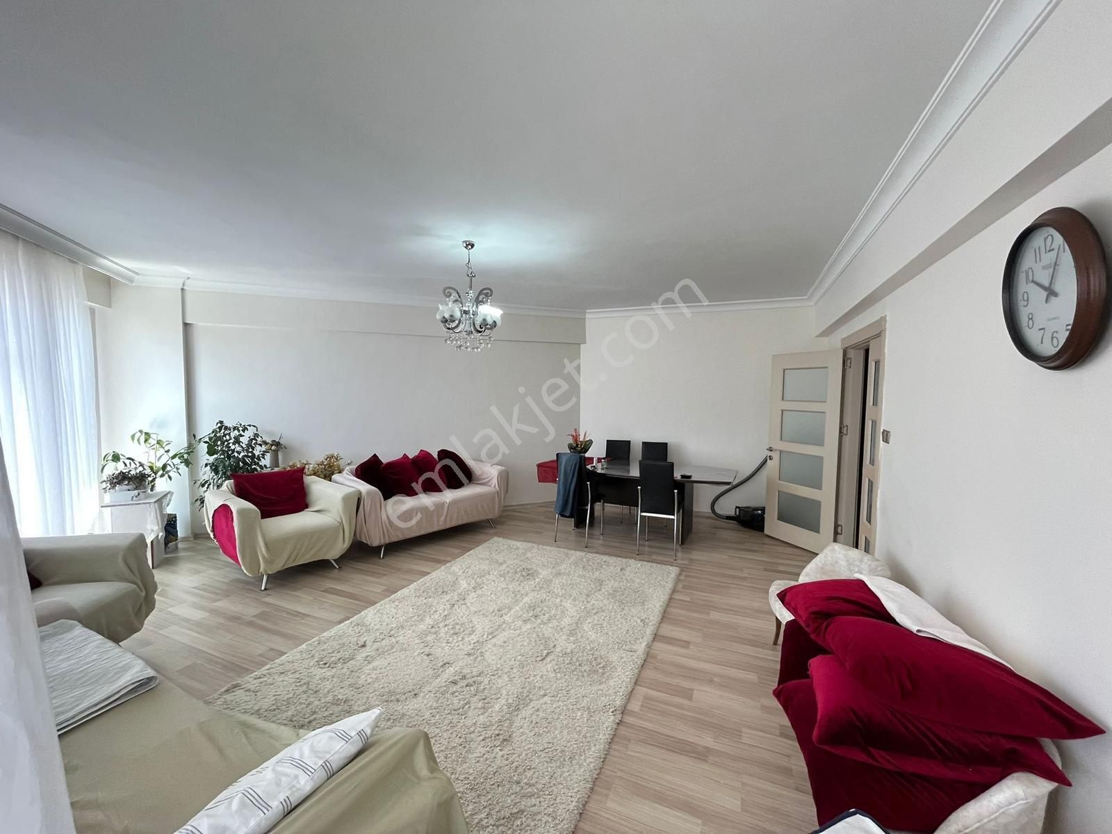 Acil Emlak’tan Atakent’te 4+1 Kiralık Daire