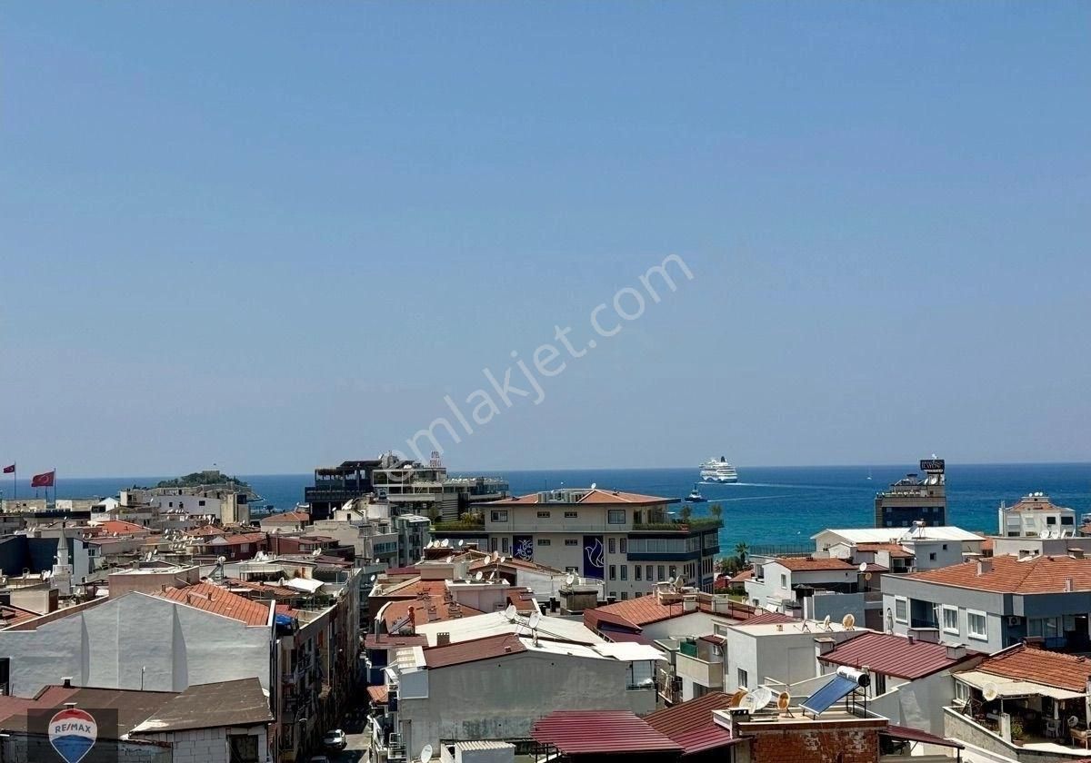 Kuşadası Marinada Satılık Deniz Manzaralı Dubleks Daire