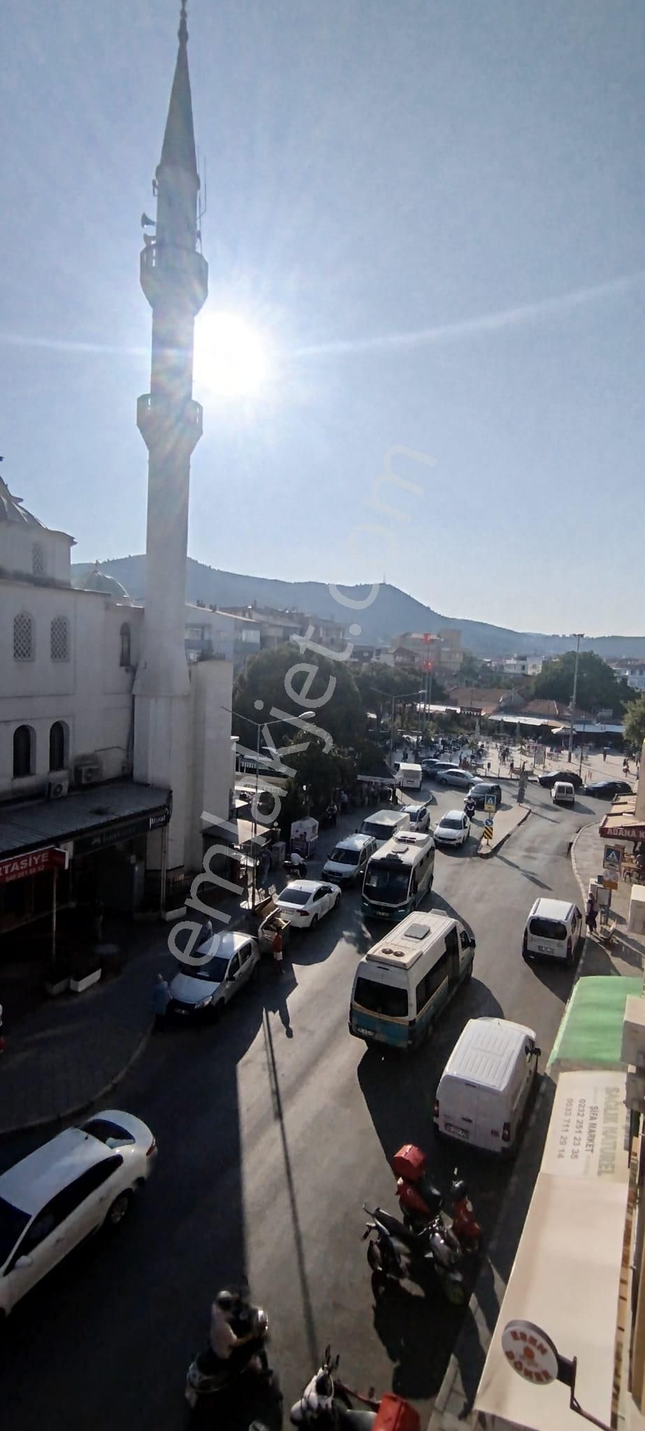 Gaziemir Merkezde 2+1 Arakat Bakımlı Satılık Daire