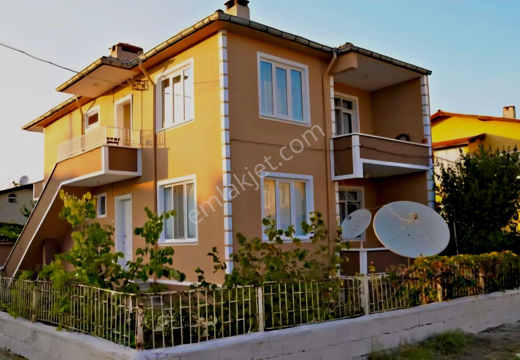 Merkezi Konumda Huzurlu Sakin Bahçeli Yaşam Alanı (satılık Müstakil)