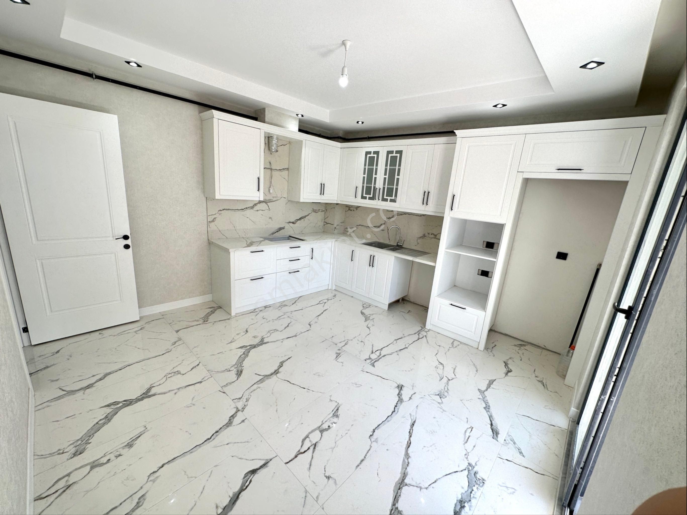 Akkonakta Caddeüstü 145 M2 3+1 Asansörlü Son 1 Daire