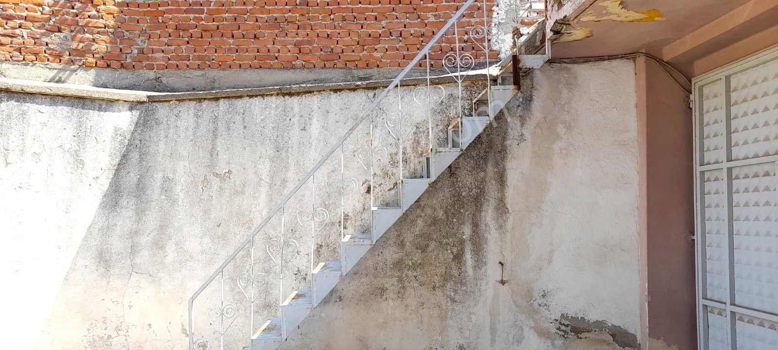 Bergama Merkezde Butik Otel Yapımına Uygun Satılık Tarihi Şapel