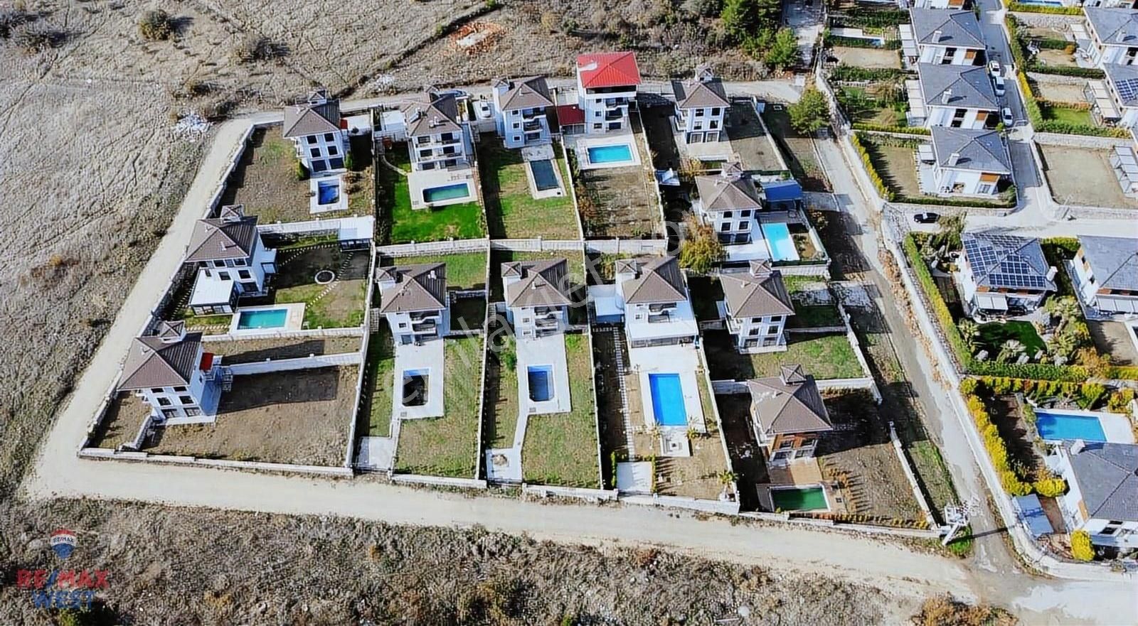Kemalpaşa Yukarıkızılca Mevkii Nde Satılık 3+2 Tripleks Villa