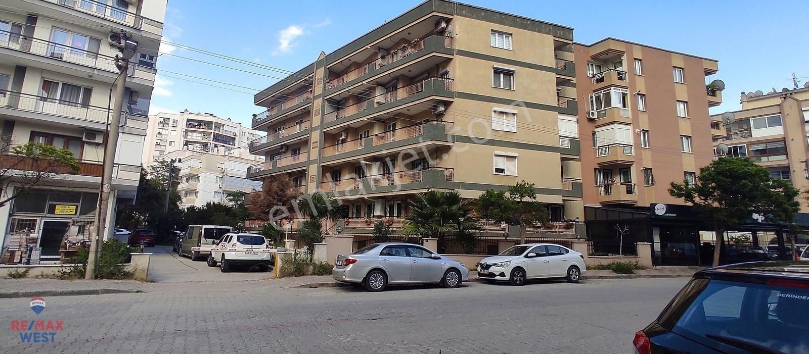 Karşıyaka Yalı Mahallesi Park Cepheli Satılık Büyük 3+1 Daire